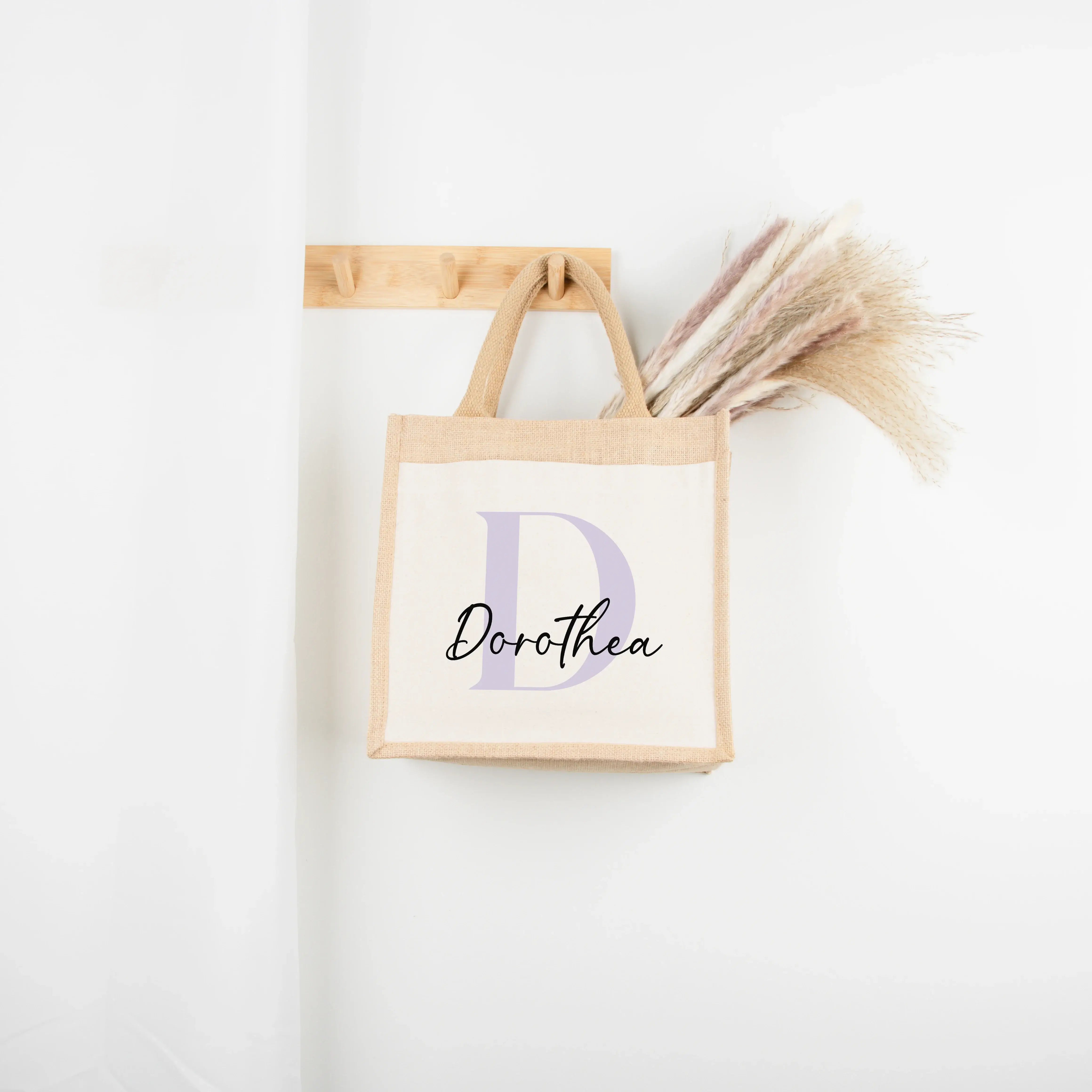 Jutetasche Name + Initial - Jutetasche - famprints - Eine Jutetasche Name + Initial von famprints ist mehr als ein hübsches Accessoire – sie wird zu einem liebevollen Begleiter für Alltag und besondere Momente. Mit deinen persönlichen Buchstaben in sanfte