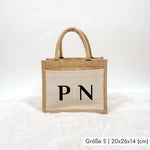 Jutetasche 2 Initialen - Jutetasche - famprints - Entdecke die Jutetasche 2 Initialen – dein perfektes, personalisiertes Geschenk für Freundinnen, Paare oder dich selbst! Diese stylische Jutetasche kannst du ganz individuell mit zwei Initialen gestalten.