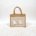 Jutetasche 2 Initialen - Jutetasche - famprints - Entdecke die Jutetasche 2 Initialen – dein perfektes, personalisiertes Geschenk für Freundinnen, Paare oder dich selbst! Diese stylische Jutetasche kannst du ganz individuell mit zwei Initialen gestalten.