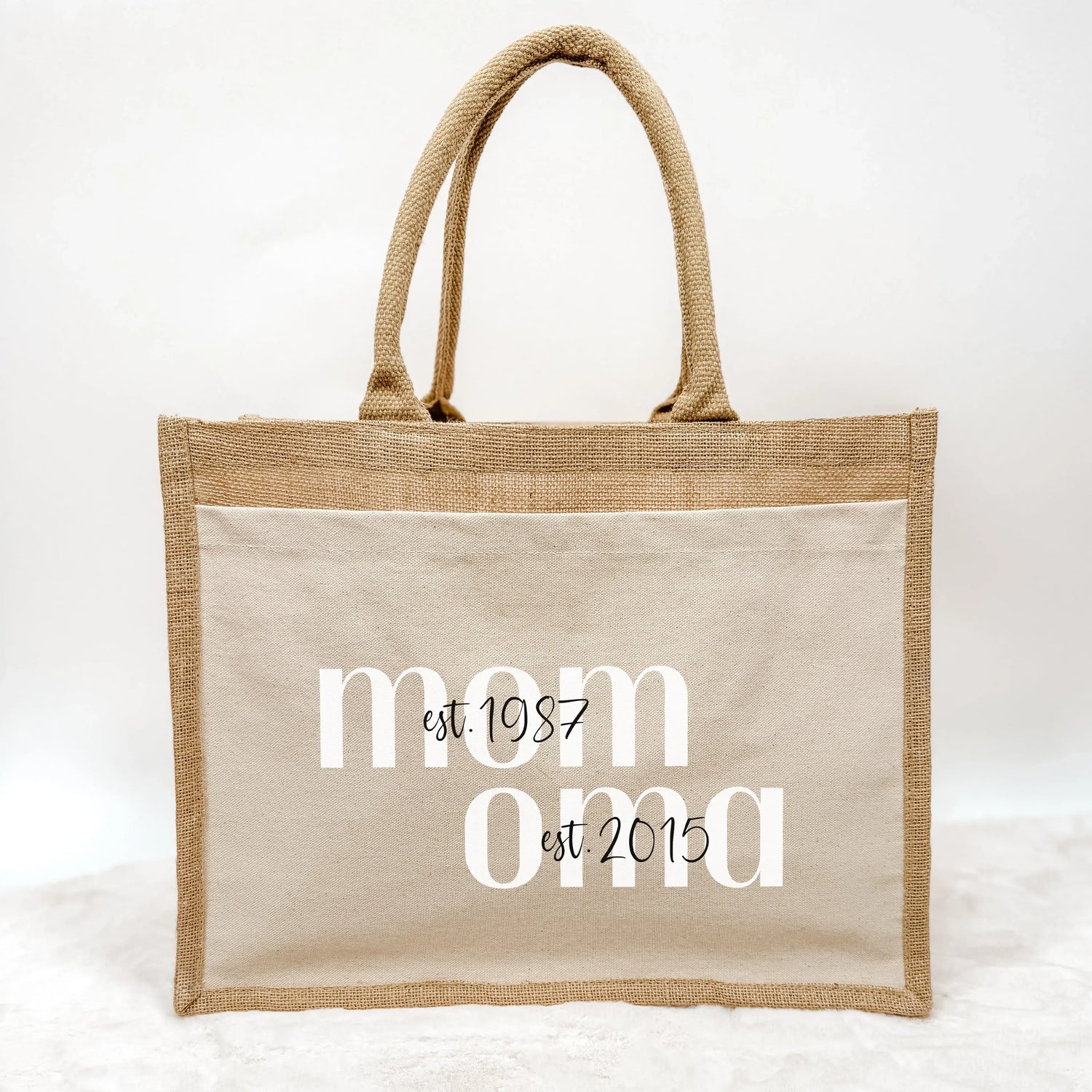 Jutetasche MOM + OMA - Jutetasche - famprints - Suchst du ein persönliches Geschenk für deine Mama oder Oma? Unsere Jutetasche MOM + OMA ist genau das Richtige! Du kannst die Tasche mit den Jahreszahlen personalisieren, wann deine Mama Mama wurde und wann
