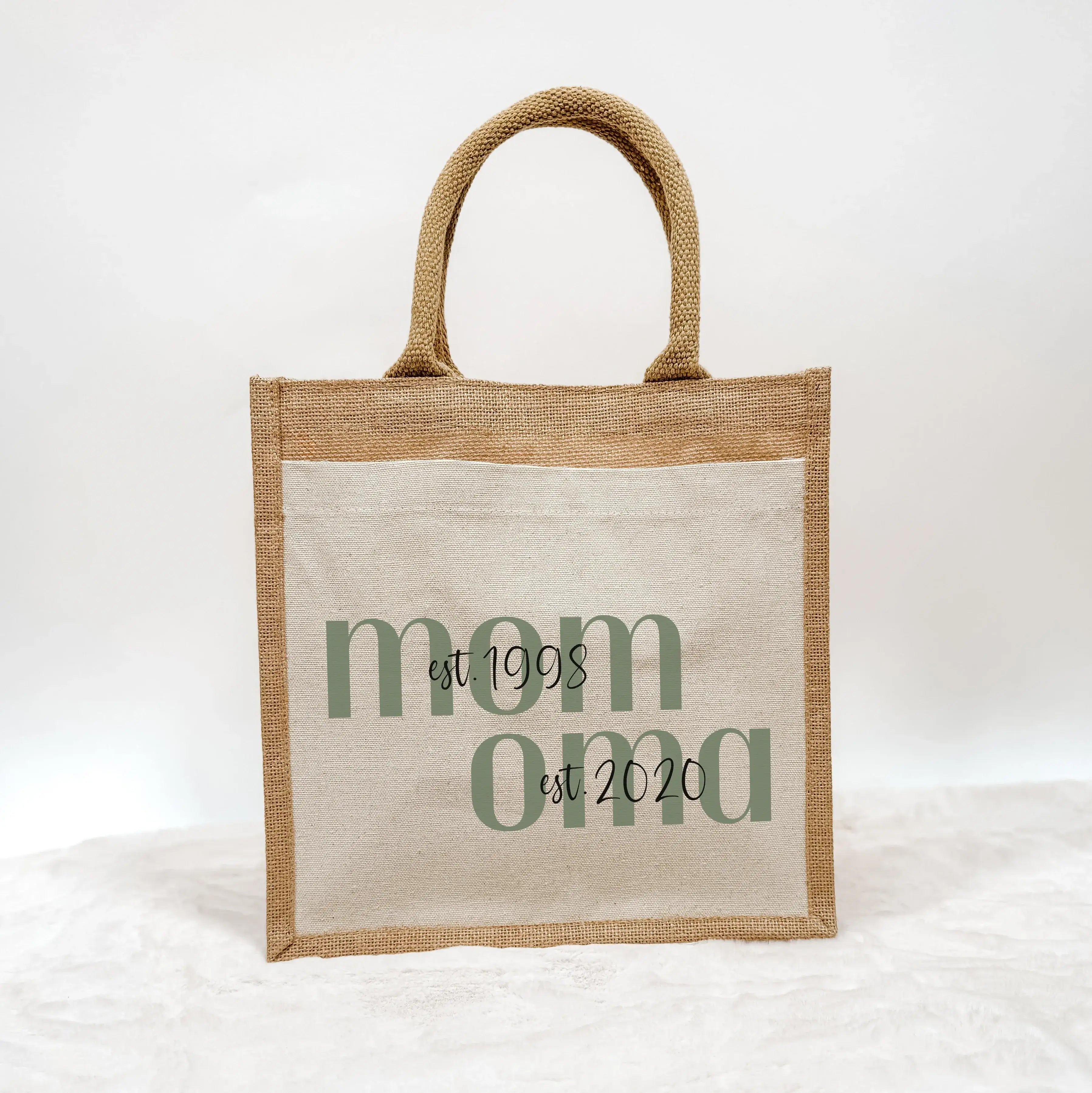 Jutetasche MOM + OMA - Jutetasche - famprints - Suchst du ein persönliches Geschenk für deine Mama oder Oma? Unsere Jutetasche MOM + OMA ist genau das Richtige! Du kannst die Tasche mit den Jahreszahlen personalisieren, wann deine Mama Mama wurde und wann