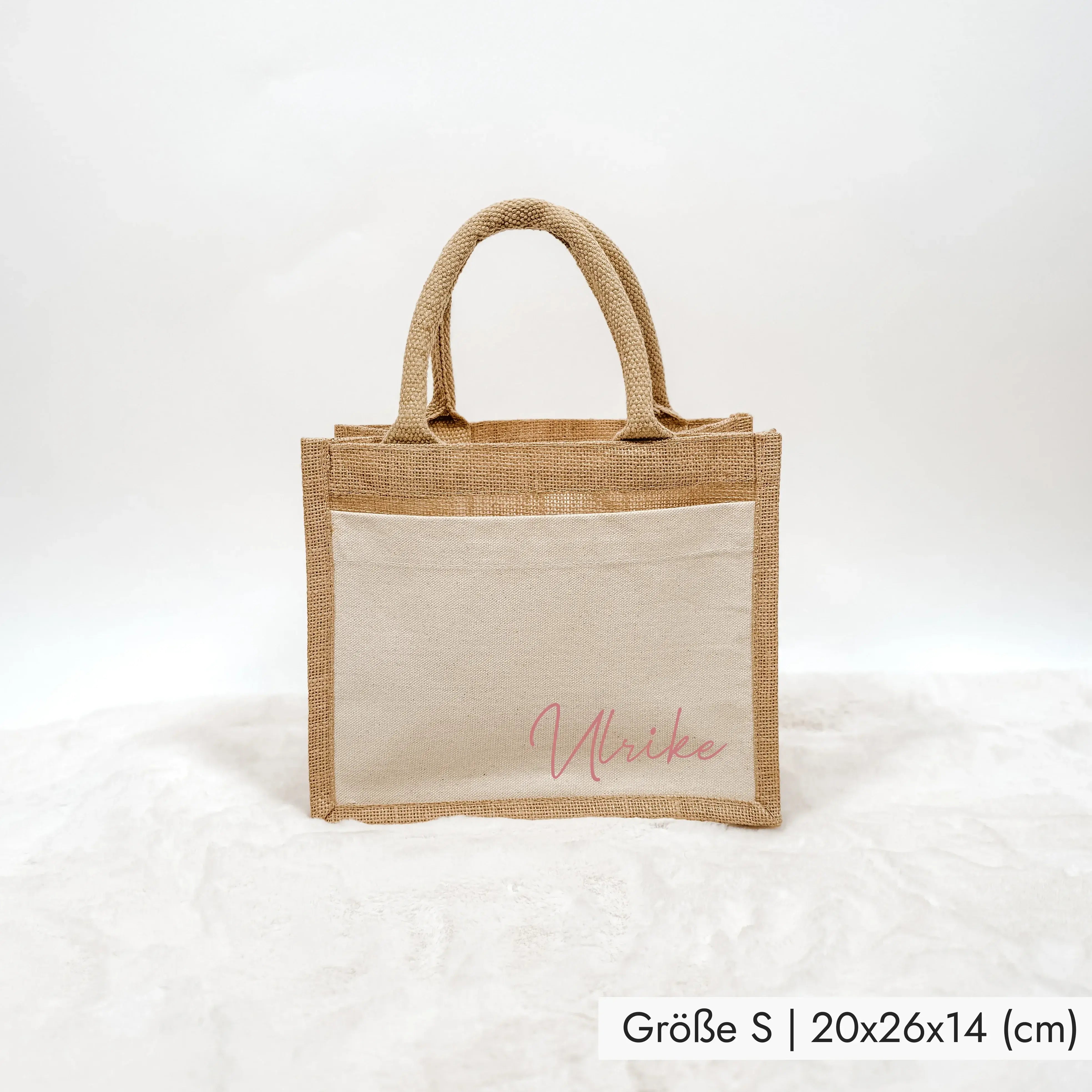 Jutetasche Name - Jutetasche - famprints - Entdecke unsere personalisierte Jutetasche Name – dein perfekter Begleiter für den Alltag! Wähle aus drei praktischen Größen (S, M, L) und gestalte deine Tasche individuell mit deinem Namen in verschiedenen Farbe