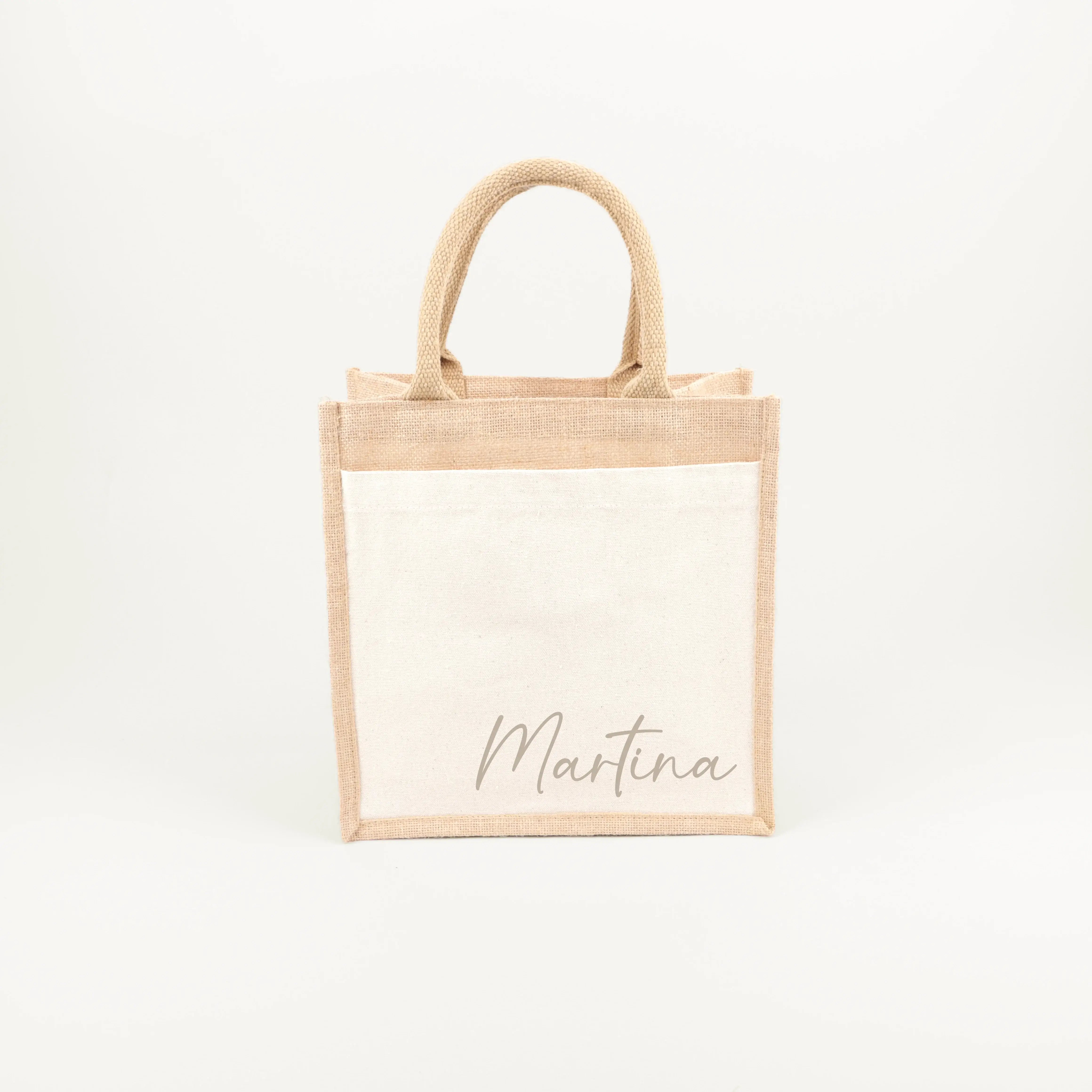 Jutetasche Name - famprints - Jutetasche - Wenn du ein Geschenk suchst, das von Herzen kommt, dann ist die Jutetasche Name von famprints genau das richtige Detail, um deinen Moment noch persönlicher zu machen. Stell dir vor, du überreichst ein Präsent – e