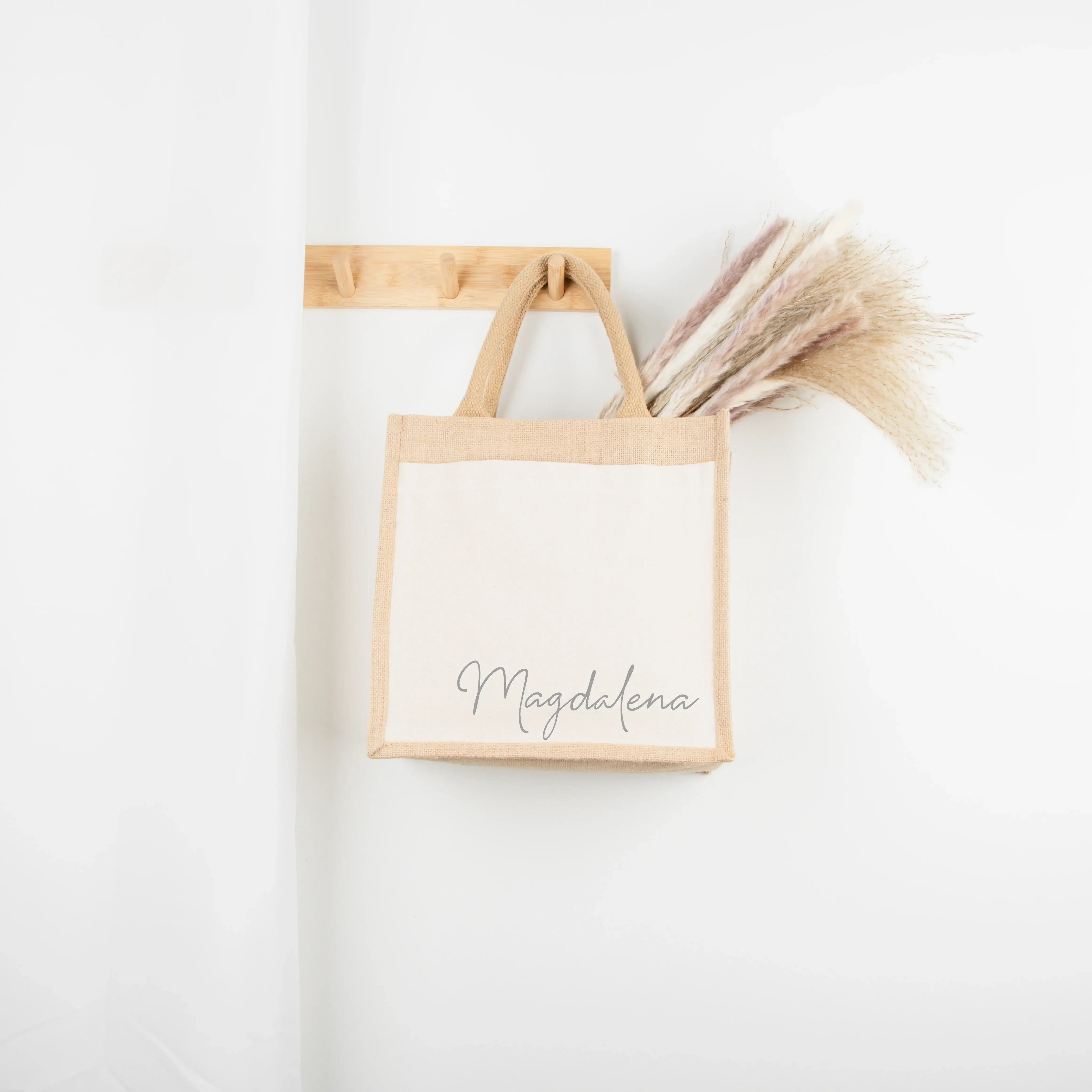 Jutetasche Name - famprints - Jutetasche - Wenn du ein Geschenk suchst, das von Herzen kommt, dann ist die Jutetasche Name von famprints genau das richtige Detail, um deinen Moment noch persönlicher zu machen. Stell dir vor, du überreichst ein Präsent – e