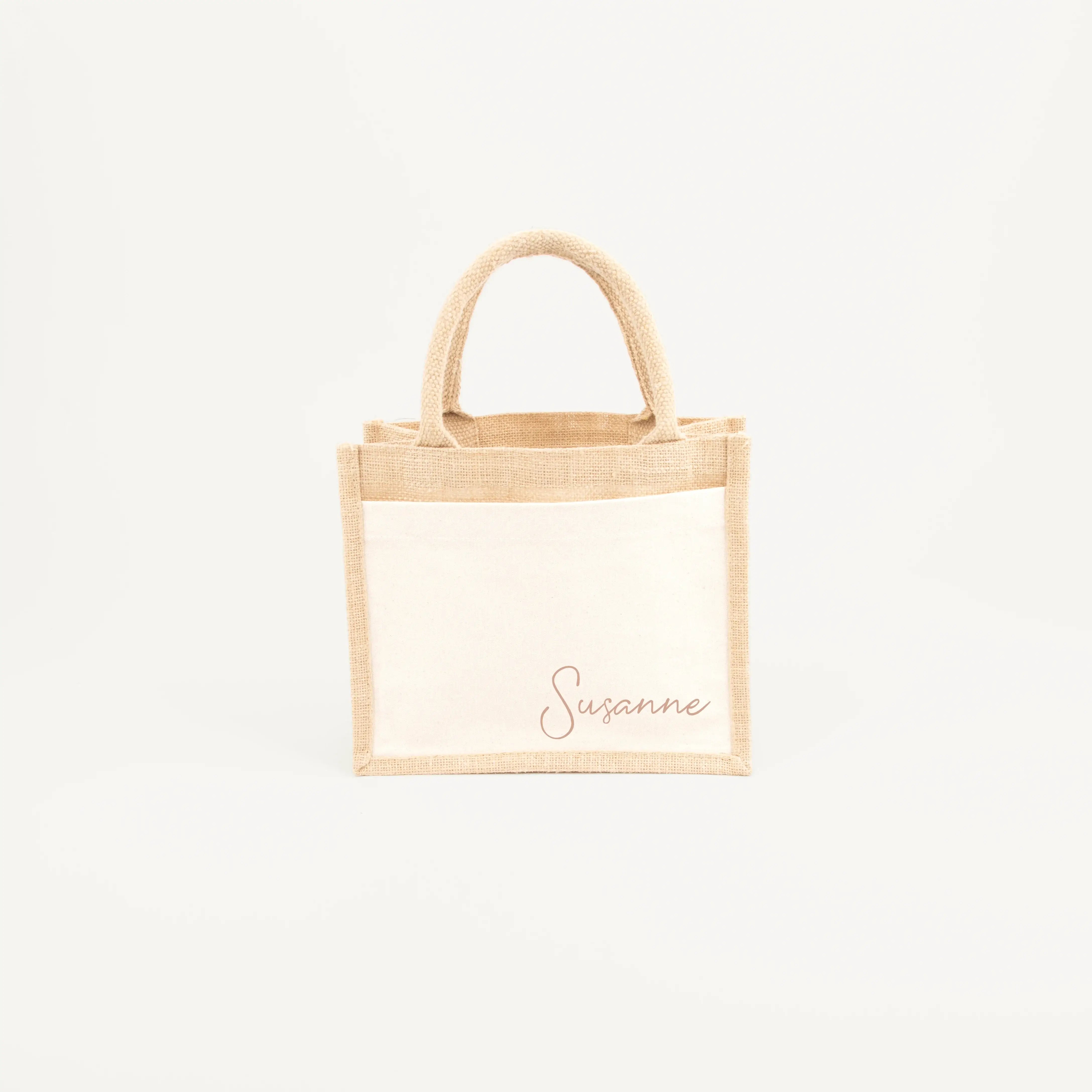 Jutetasche Name - famprints - Jutetasche - Wenn du ein Geschenk suchst, das von Herzen kommt, dann ist die Jutetasche Name von famprints genau das richtige Detail, um deinen Moment noch persönlicher zu machen. Stell dir vor, du überreichst ein Präsent – e