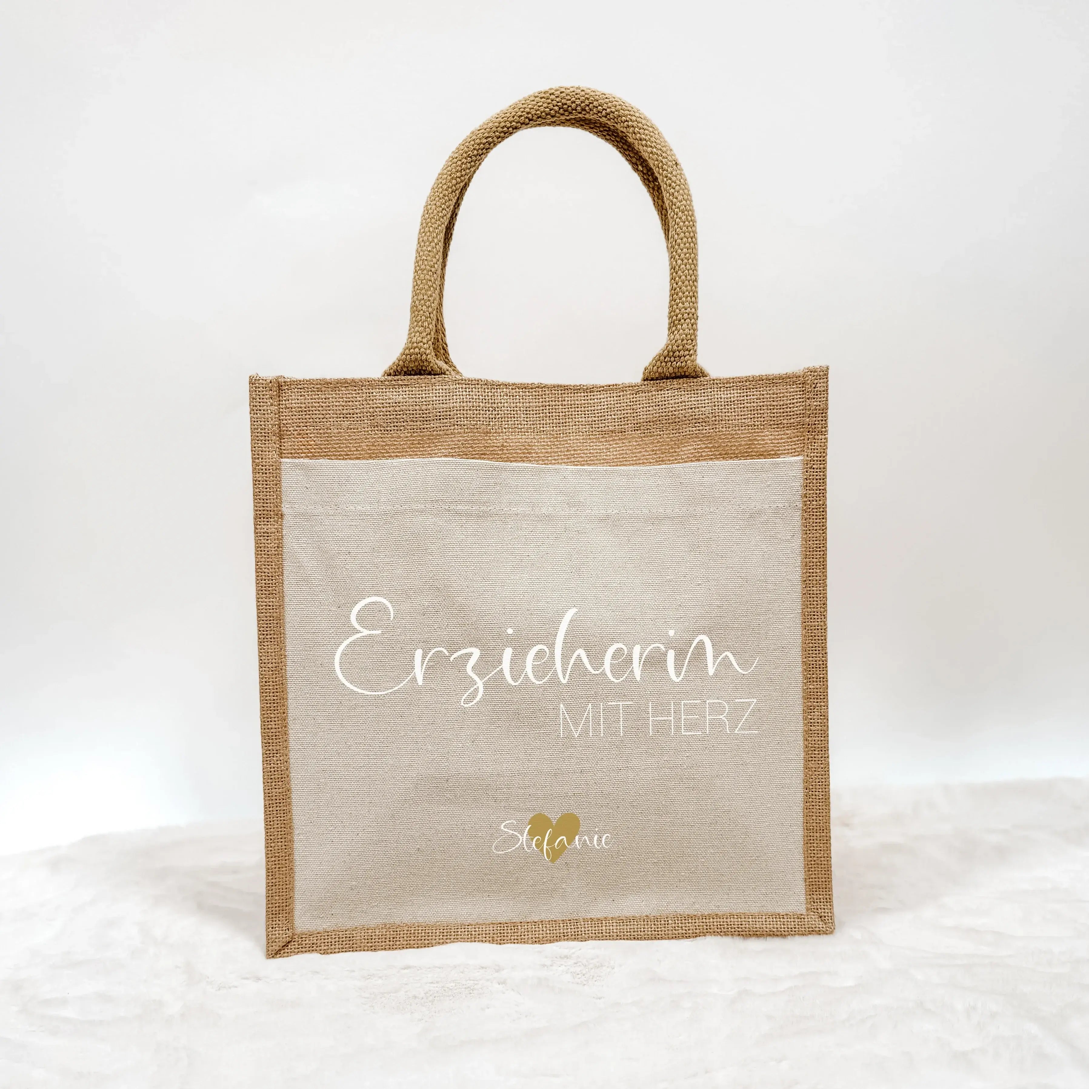 Jutetasche Erzieherin mit Herz - Jutetasche - famprints - Suchst du ein liebevolles Geschenk für deine Erzieherin? Unsere Jutetasche Erzieherin mit Herz ist genau das Richtige! Auf der Tasche prangt der Schriftzug „Erzieherin mit Herz“ in edlem Schwarz od