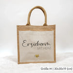 Jutetasche Erzieherin mit Herz - Jutetasche - famprints - Suchst du ein liebevolles Geschenk für deine Erzieherin? Unsere Jutetasche Erzieherin mit Herz ist genau das Richtige! Auf der Tasche prangt der Schriftzug „Erzieherin mit Herz“ in edlem Schwarz od