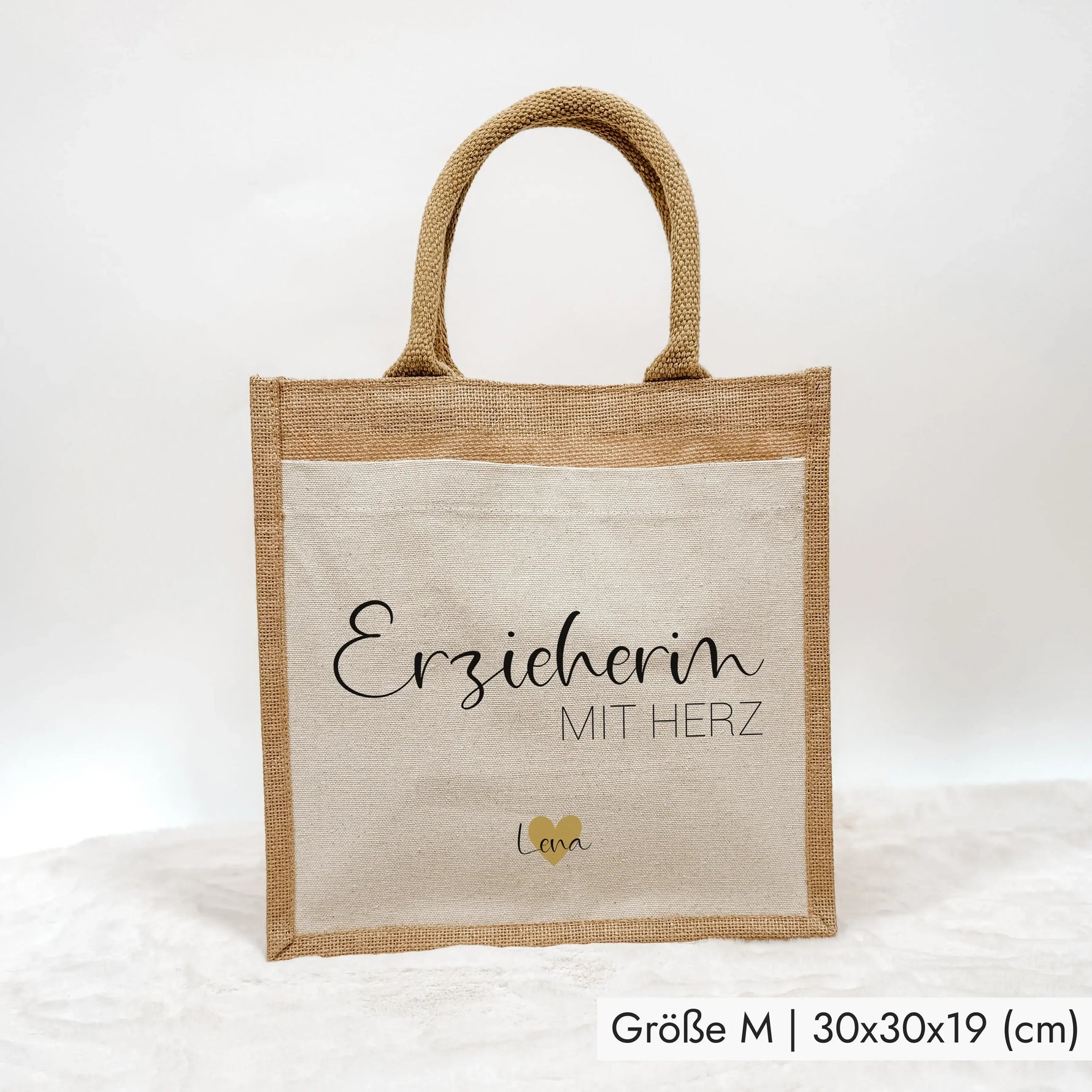 Jutetasche Erzieherin mit Herz - Jutetasche - famprints - Suchst du ein liebevolles Geschenk für deine Erzieherin? Unsere Jutetasche Erzieherin mit Herz ist genau das Richtige! Auf der Tasche prangt der Schriftzug „Erzieherin mit Herz“ in edlem Schwarz od