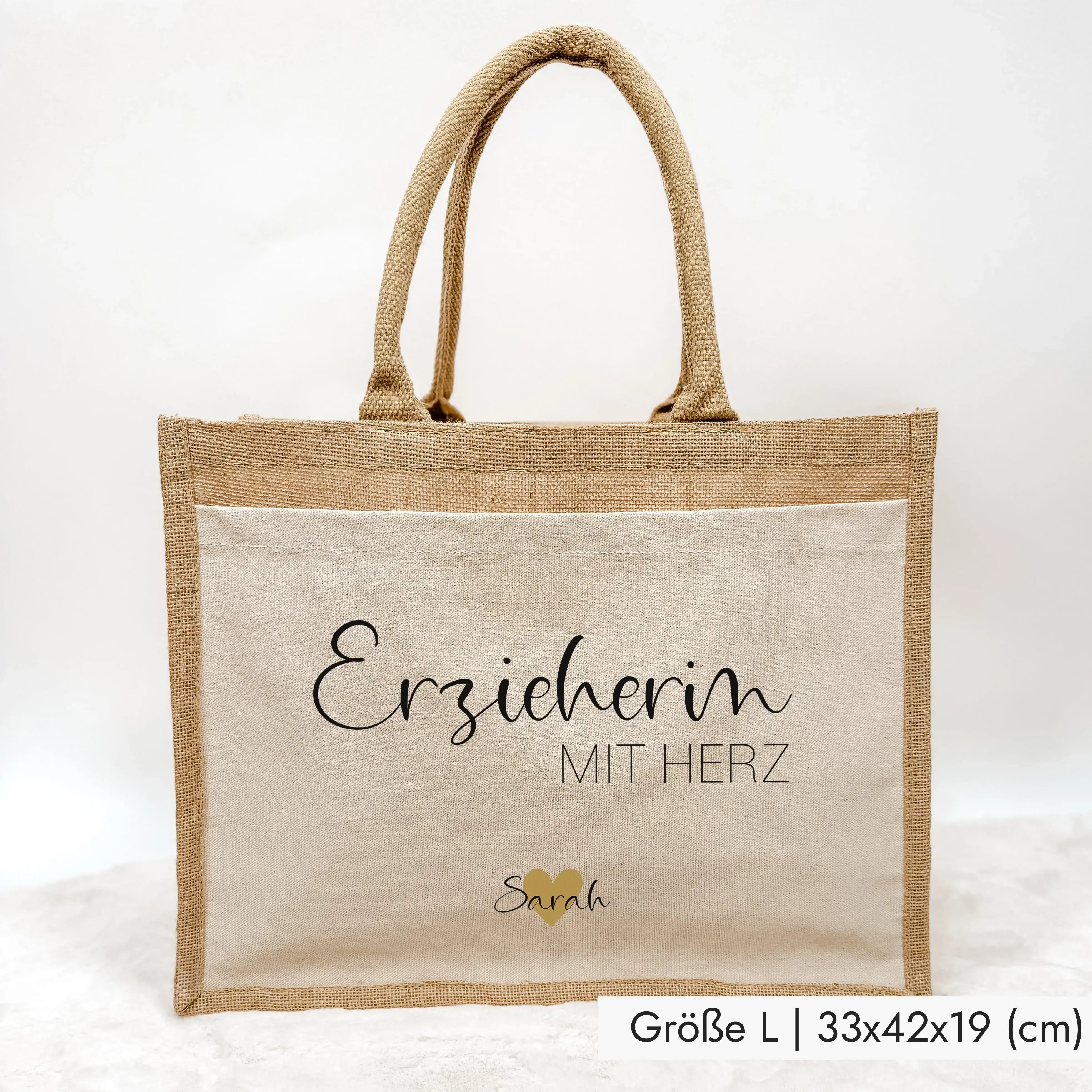 Jutetasche Erzieherin mit Herz - Jutetasche - famprints - Suchst du ein liebevolles Geschenk für deine Erzieherin? Unsere Jutetasche Erzieherin mit Herz ist genau das Richtige! Auf der Tasche prangt der Schriftzug „Erzieherin mit Herz“ in edlem Schwarz od