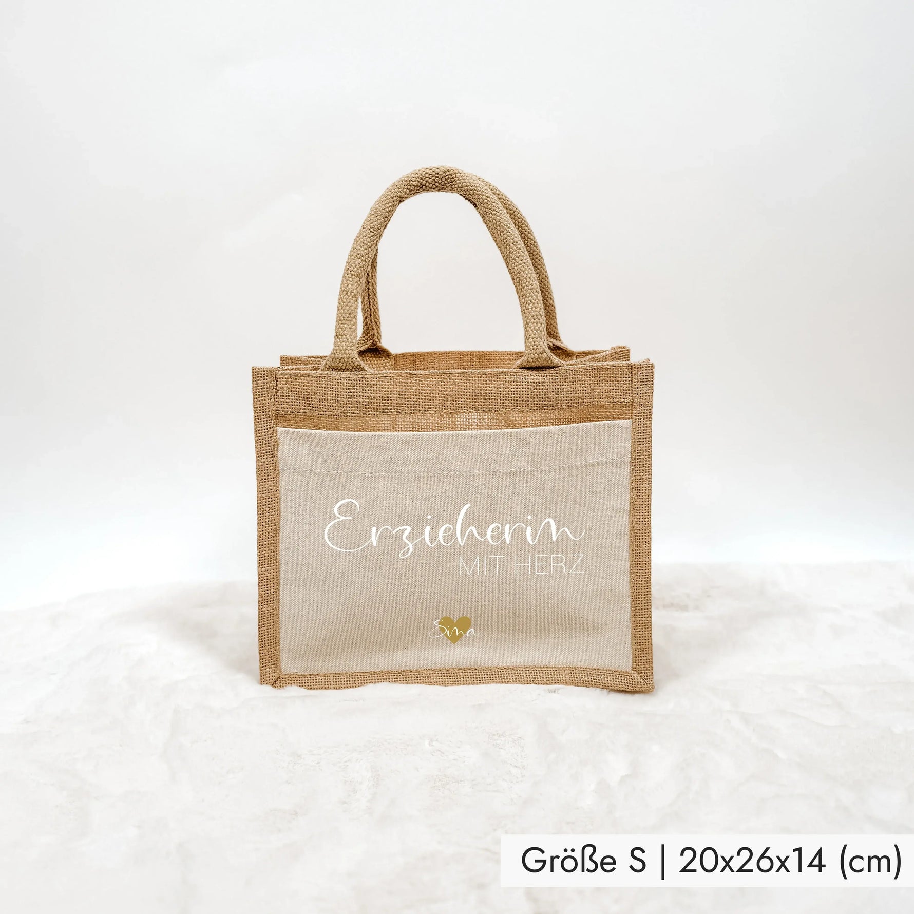 Jutetasche Erzieherin mit Herz - Jutetasche - famprints - Suchst du ein liebevolles Geschenk für deine Erzieherin? Unsere Jutetasche Erzieherin mit Herz ist genau das Richtige! Auf der Tasche prangt der Schriftzug „Erzieherin mit Herz“ in edlem Schwarz od
