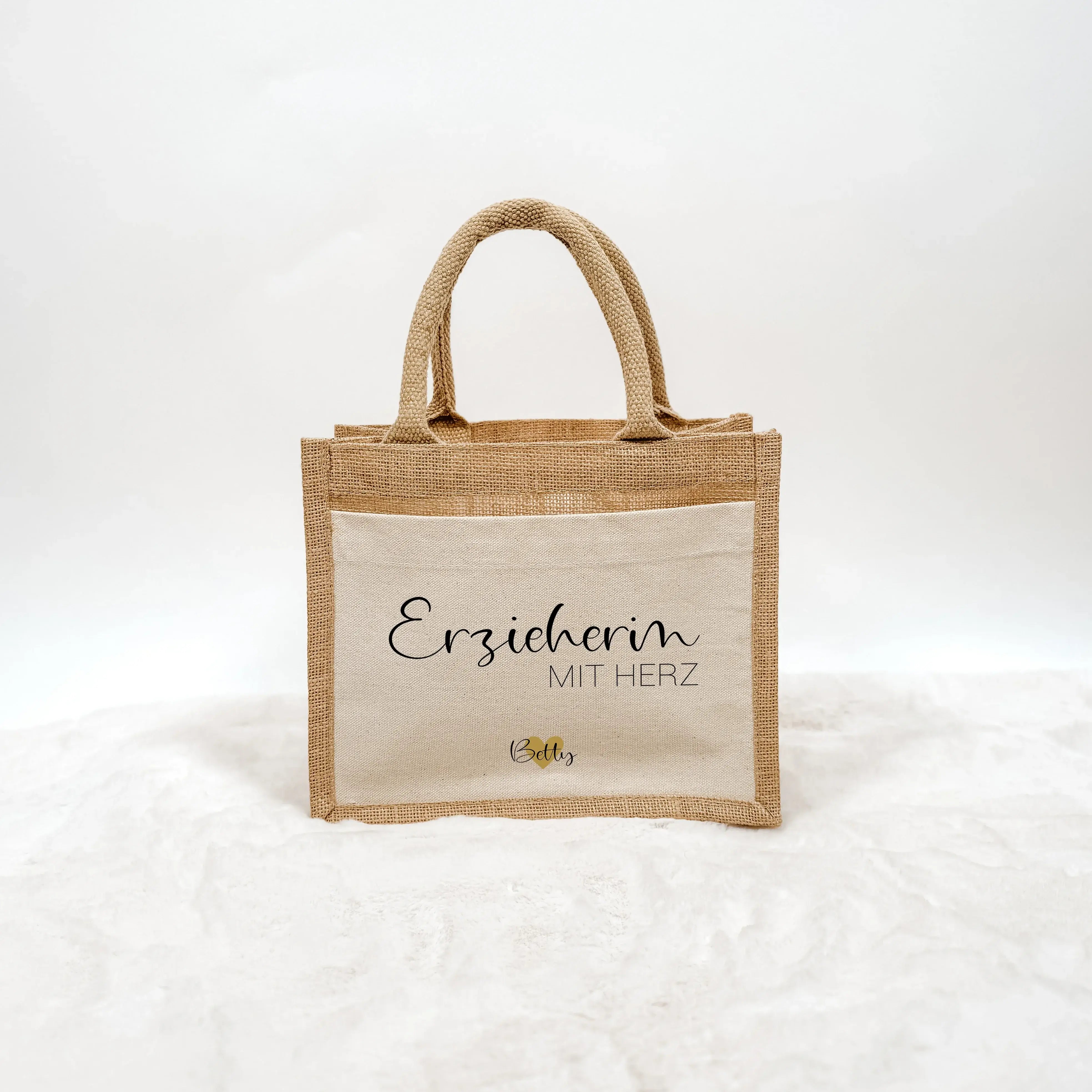 Jutetasche Erzieherin mit Herz - Jutetasche - famprints - Suchst du ein liebevolles Geschenk für deine Erzieherin? Unsere Jutetasche Erzieherin mit Herz ist genau das Richtige! Auf der Tasche prangt der Schriftzug „Erzieherin mit Herz“ in edlem Schwarz od