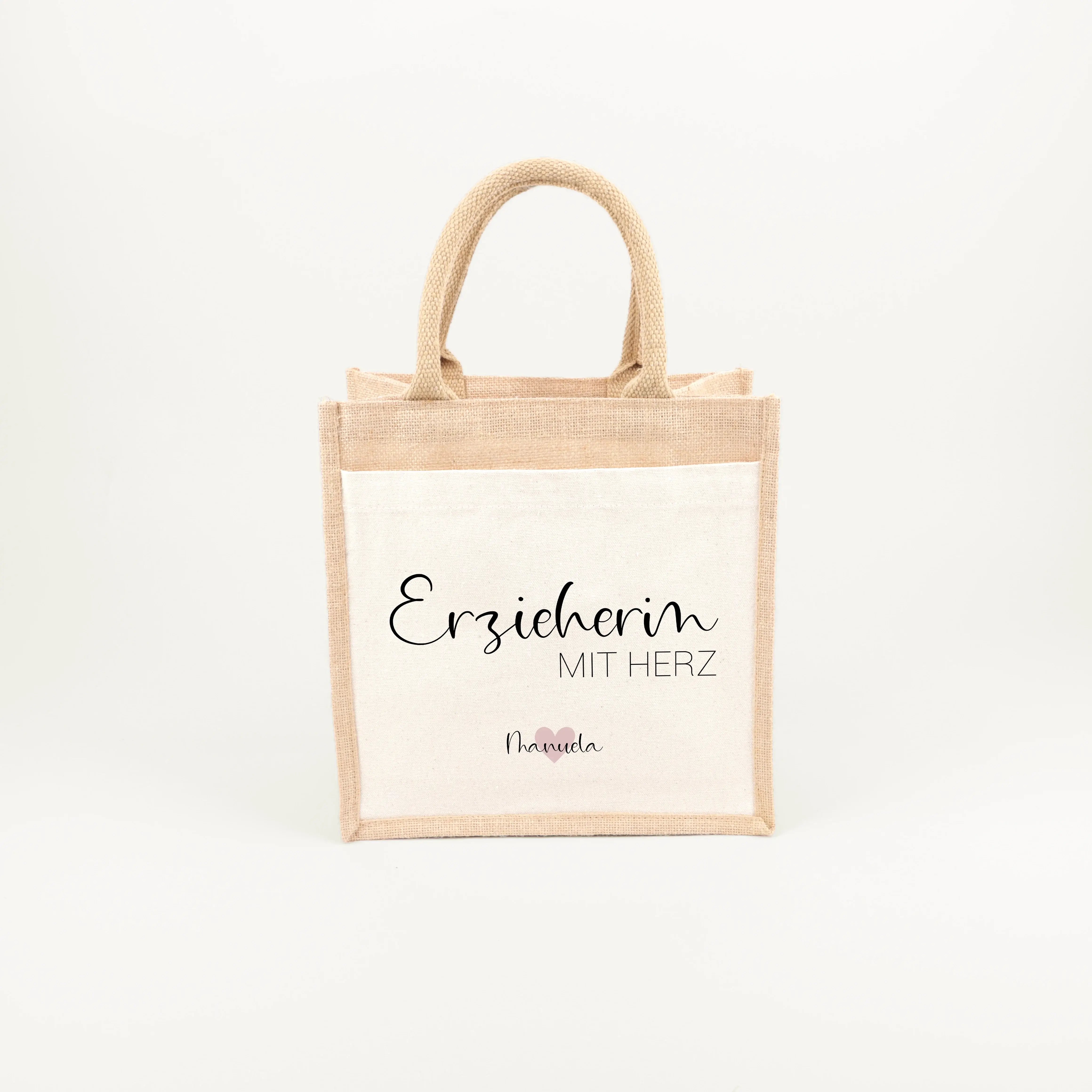 Jutetasche Erzieherin mit Herz - Jutetasche - famprints - Suchst du ein liebevolles Geschenk für deine Erzieherin? Unsere Jutetasche Erzieherin mit Herz ist genau das Richtige! Auf der Tasche prangt der Schriftzug „Erzieherin mit Herz“ in edlem Schwarz od