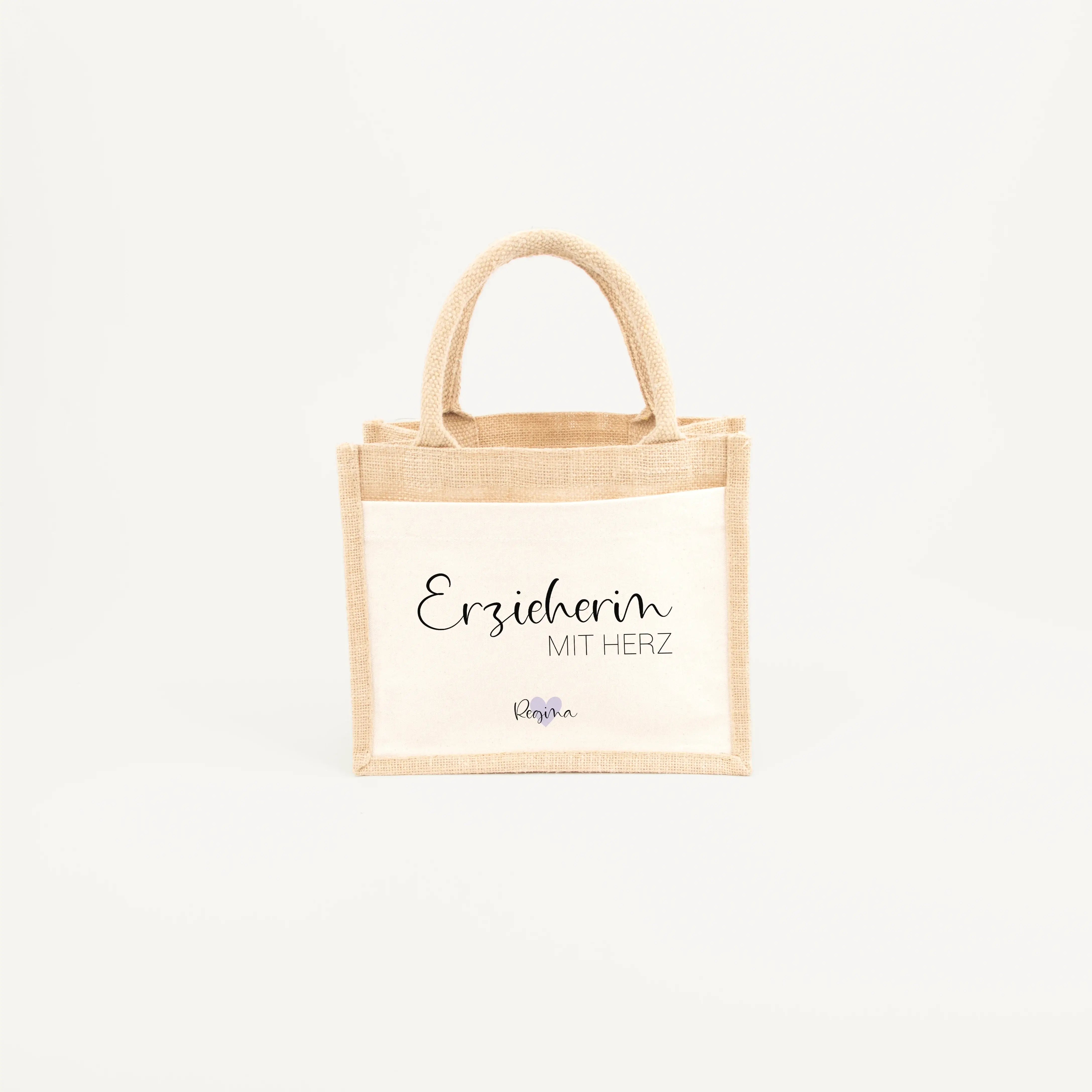 Jutetasche Erzieherin mit Herz - Jutetasche - famprints - Suchst du ein liebevolles Geschenk für deine Erzieherin? Unsere Jutetasche Erzieherin mit Herz ist genau das Richtige! Auf der Tasche prangt der Schriftzug „Erzieherin mit Herz“ in edlem Schwarz od