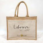 Jutetasche Lehrerin mit Herz - Jutetasche - famprints - Suchst du ein liebevolles und praktisches Geschenk für deine Lieblingslehrerin? Unsere Jutetasche Lehrerin mit Herz ist genau das Richtige! Auf der Tasche prangt der Schriftzug „Lehrerin mit Herz“ in
