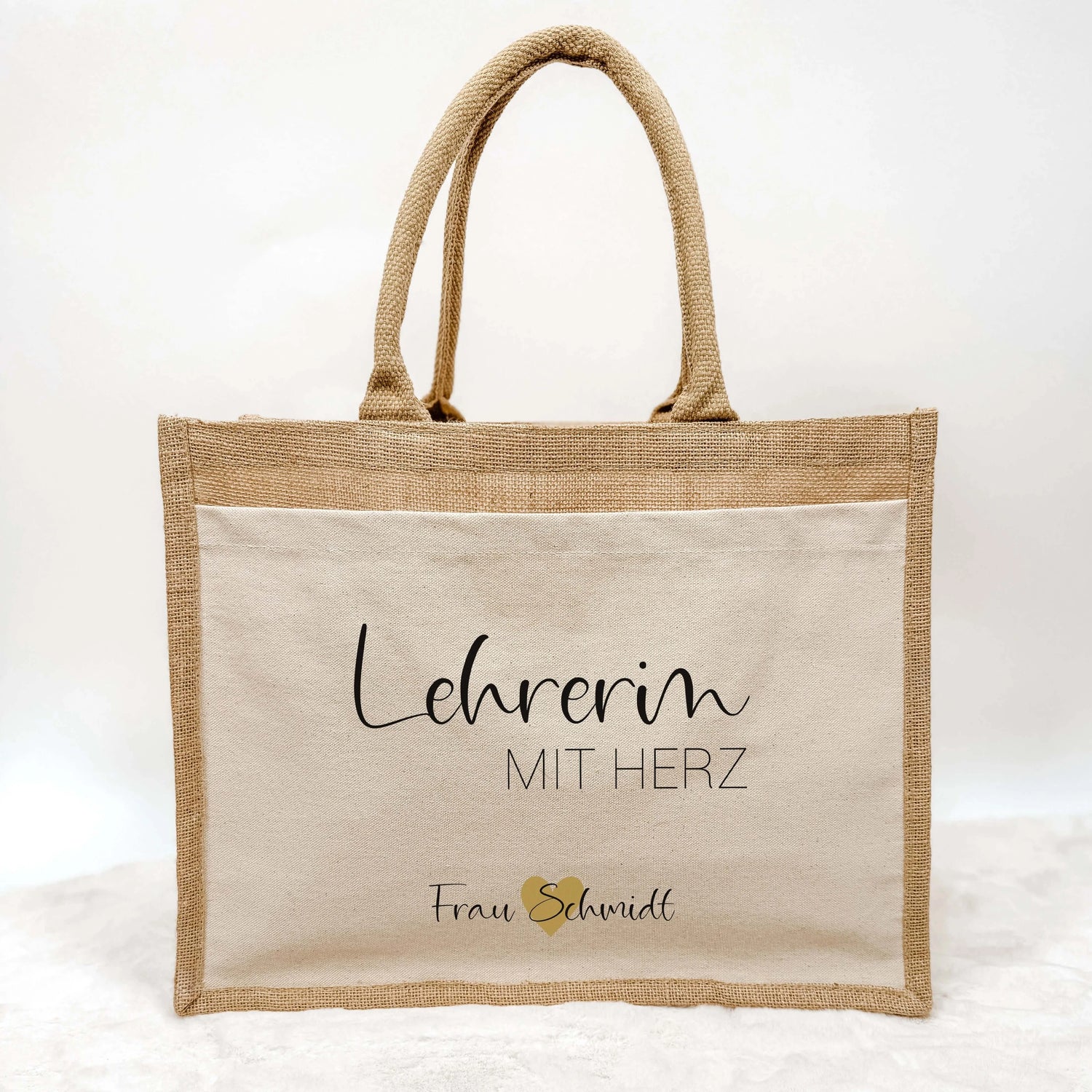 Jutetasche Lehrerin mit Herz - Jutetasche - famprints - Suchst du ein liebevolles und praktisches Geschenk für deine Lieblingslehrerin? Unsere Jutetasche Lehrerin mit Herz ist genau das Richtige! Auf der Tasche prangt der Schriftzug „Lehrerin mit Herz“ in