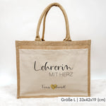 Jutetasche Lehrerin mit Herz - Jutetasche - famprints - Suchst du ein liebevolles und praktisches Geschenk für deine Lieblingslehrerin? Unsere Jutetasche Lehrerin mit Herz ist genau das Richtige! Auf der Tasche prangt der Schriftzug „Lehrerin mit Herz“ in