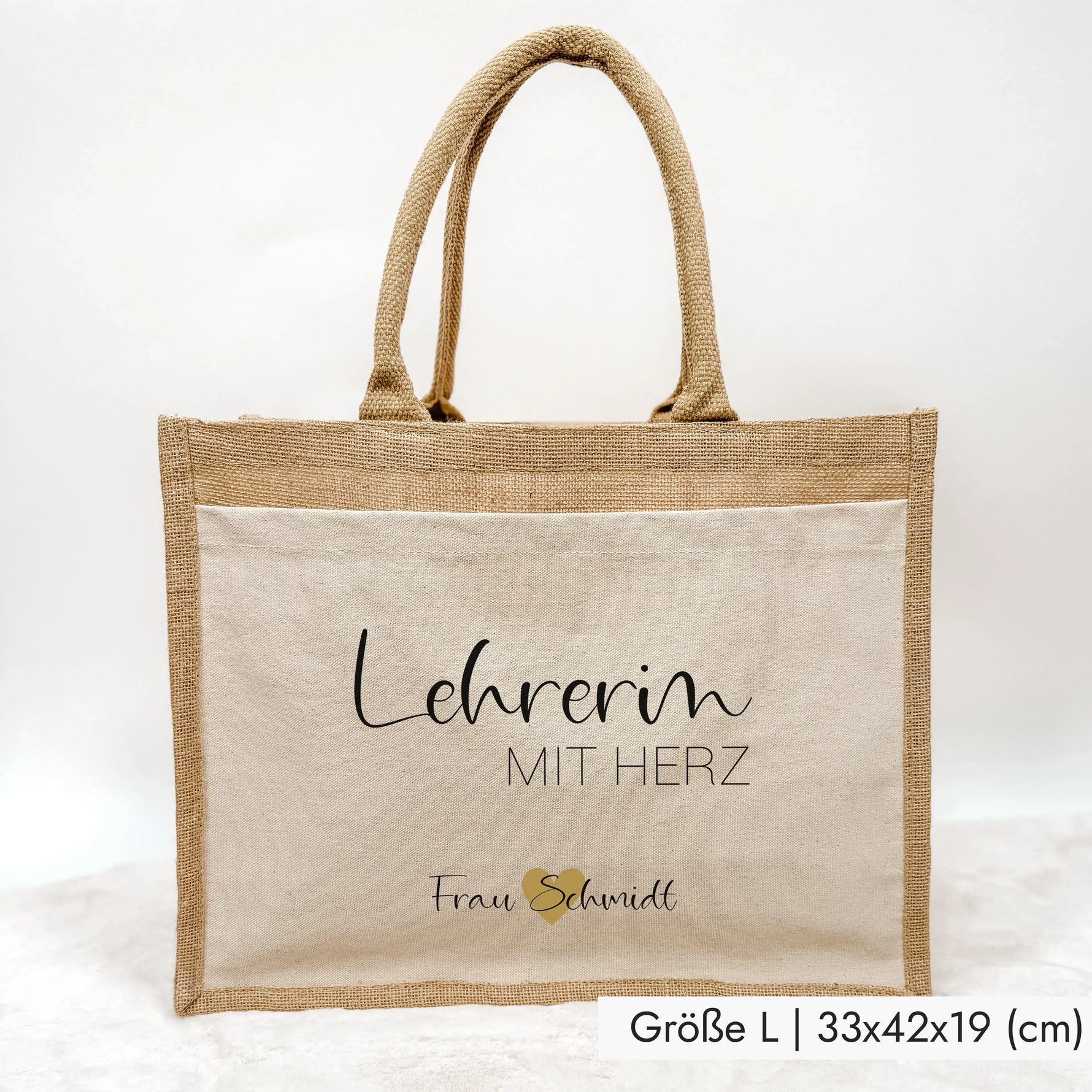 Jutetasche Lehrerin mit Herz - Jutetasche - famprints - Suchst du ein liebevolles und praktisches Geschenk für deine Lieblingslehrerin? Unsere Jutetasche Lehrerin mit Herz ist genau das Richtige! Auf der Tasche prangt der Schriftzug „Lehrerin mit Herz“ in