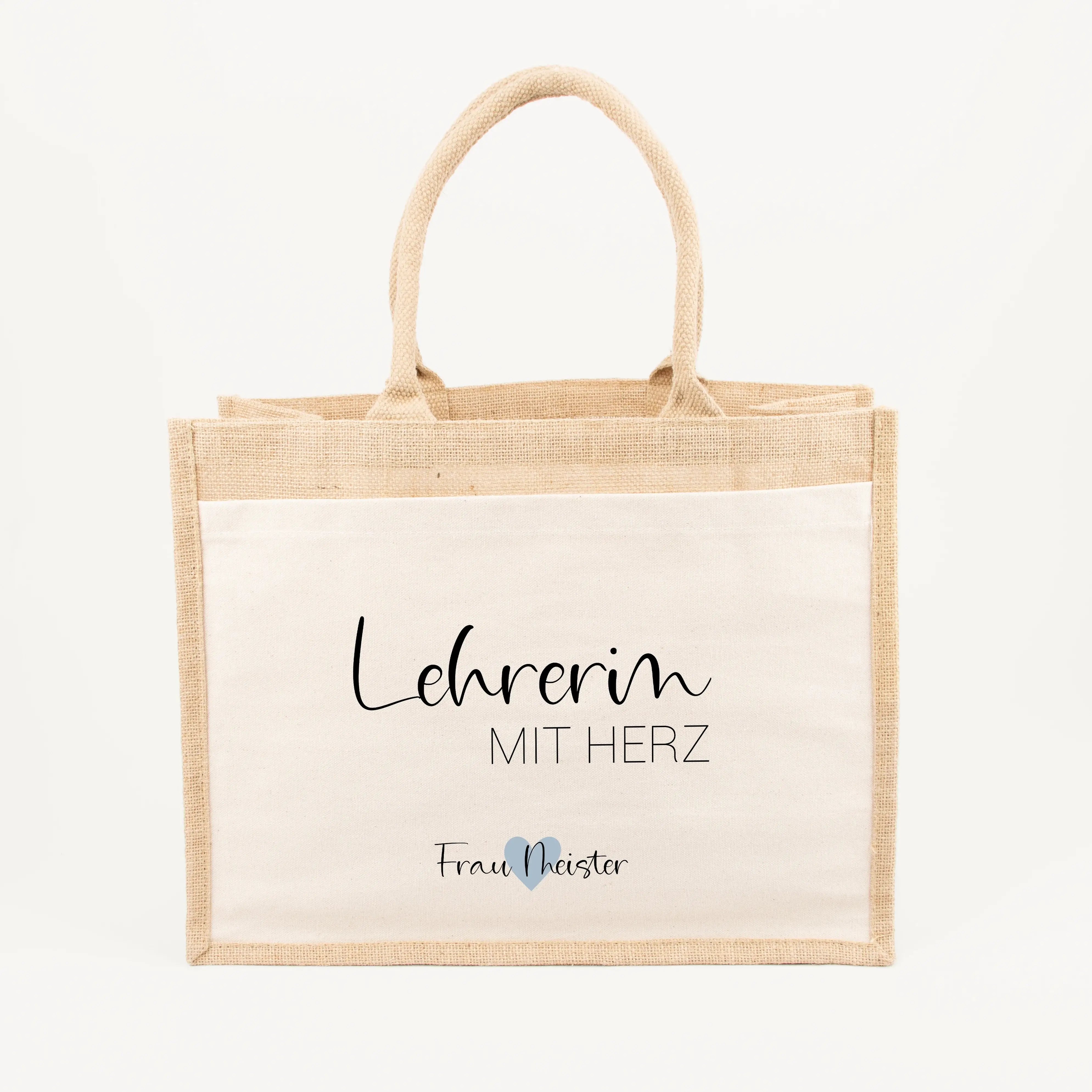 Jutetasche Lehrerin mit Herz - Jutetasche - famprints - Suchst du ein liebevolles und praktisches Geschenk für deine Lieblingslehrerin? Unsere Jutetasche Lehrerin mit Herz ist genau das Richtige! Auf der Tasche prangt der Schriftzug „Lehrerin mit Herz“ in