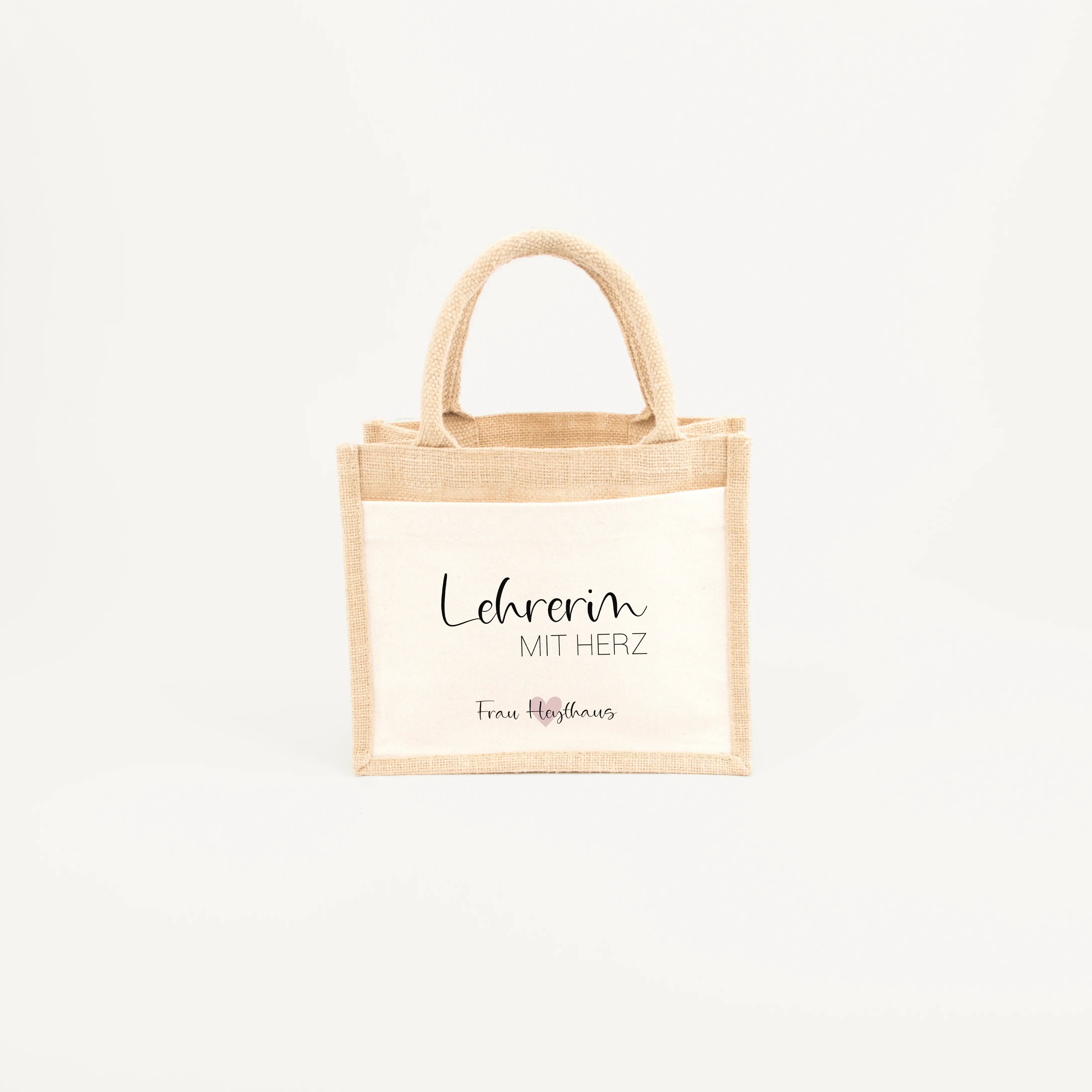 Jutetasche Lehrerin mit Herz - Jutetasche - famprints - Suchst du ein liebevolles und praktisches Geschenk für deine Lieblingslehrerin? Unsere Jutetasche Lehrerin mit Herz ist genau das Richtige! Auf der Tasche prangt der Schriftzug „Lehrerin mit Herz“ in
