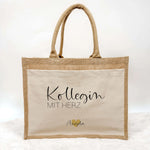 Jutetasche Kollegin mit Herz - Jutetasche - famprints - Suchst du ein persönliches Geschenk, das deine Wertschätzung zeigt? Unsere Jutetasche Kollegin mit Herz ist genau das Richtige! Auf der Tasche prangt der liebevolle Schriftzug „Kollegin mit Herz“ – w