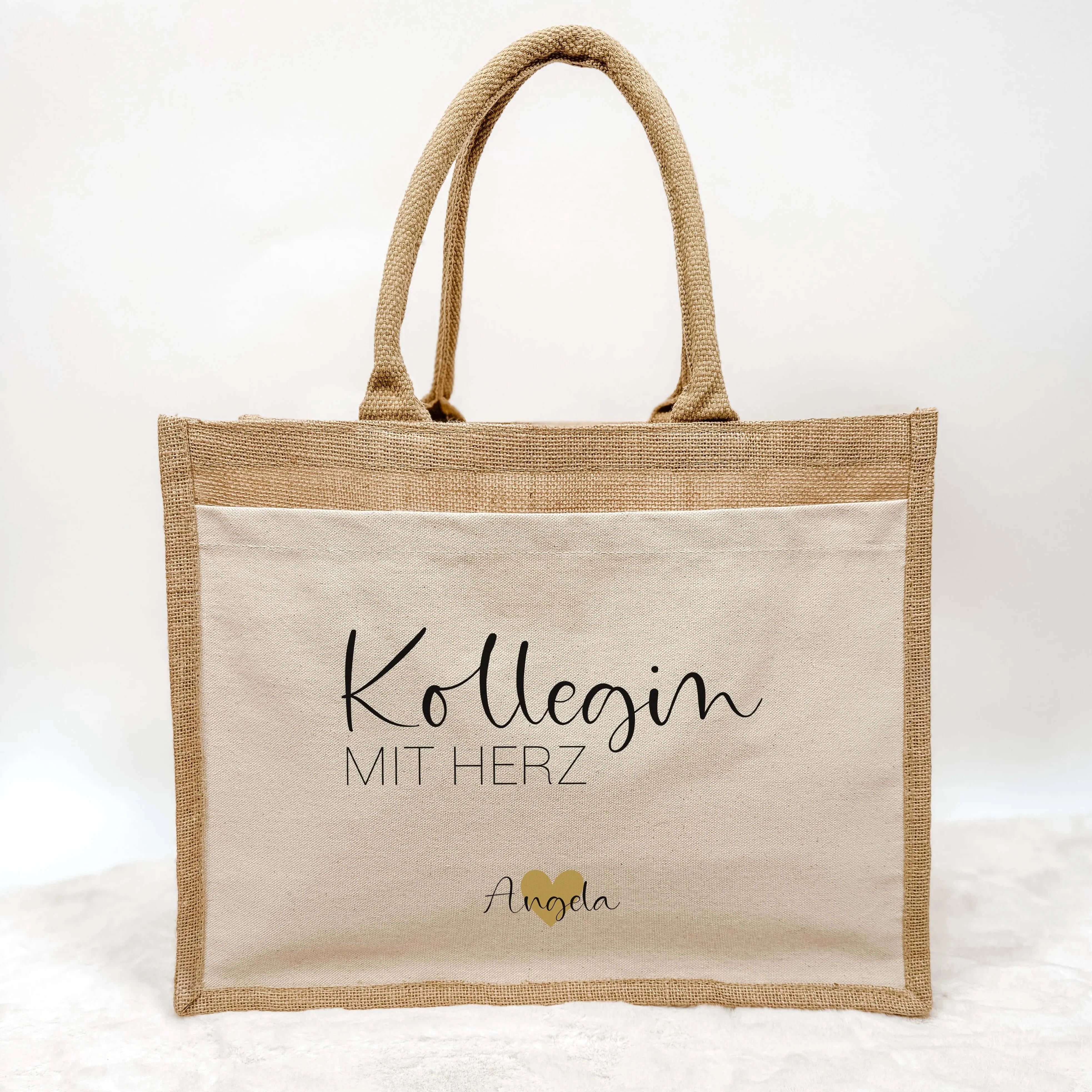 Jutetasche Kollegin mit Herz - Jutetasche - famprints - Suchst du ein persönliches Geschenk, das deine Wertschätzung zeigt? Unsere Jutetasche Kollegin mit Herz ist genau das Richtige! Auf der Tasche prangt der liebevolle Schriftzug „Kollegin mit Herz“ – w