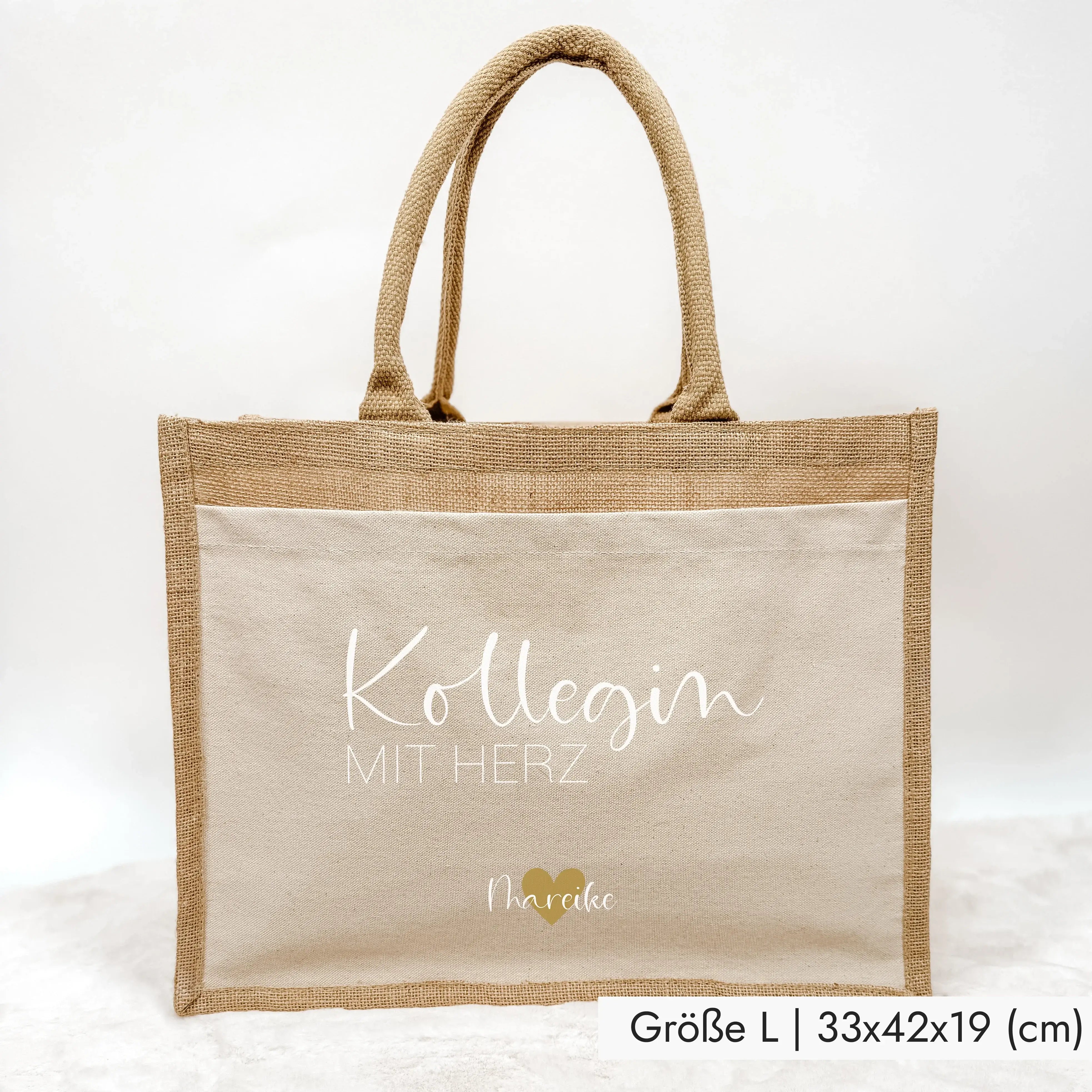 Jutetasche Kollegin mit Herz - Jutetasche - famprints - Suchst du ein persönliches Geschenk, das deine Wertschätzung zeigt? Unsere Jutetasche Kollegin mit Herz ist genau das Richtige! Auf der Tasche prangt der liebevolle Schriftzug „Kollegin mit Herz“ – w