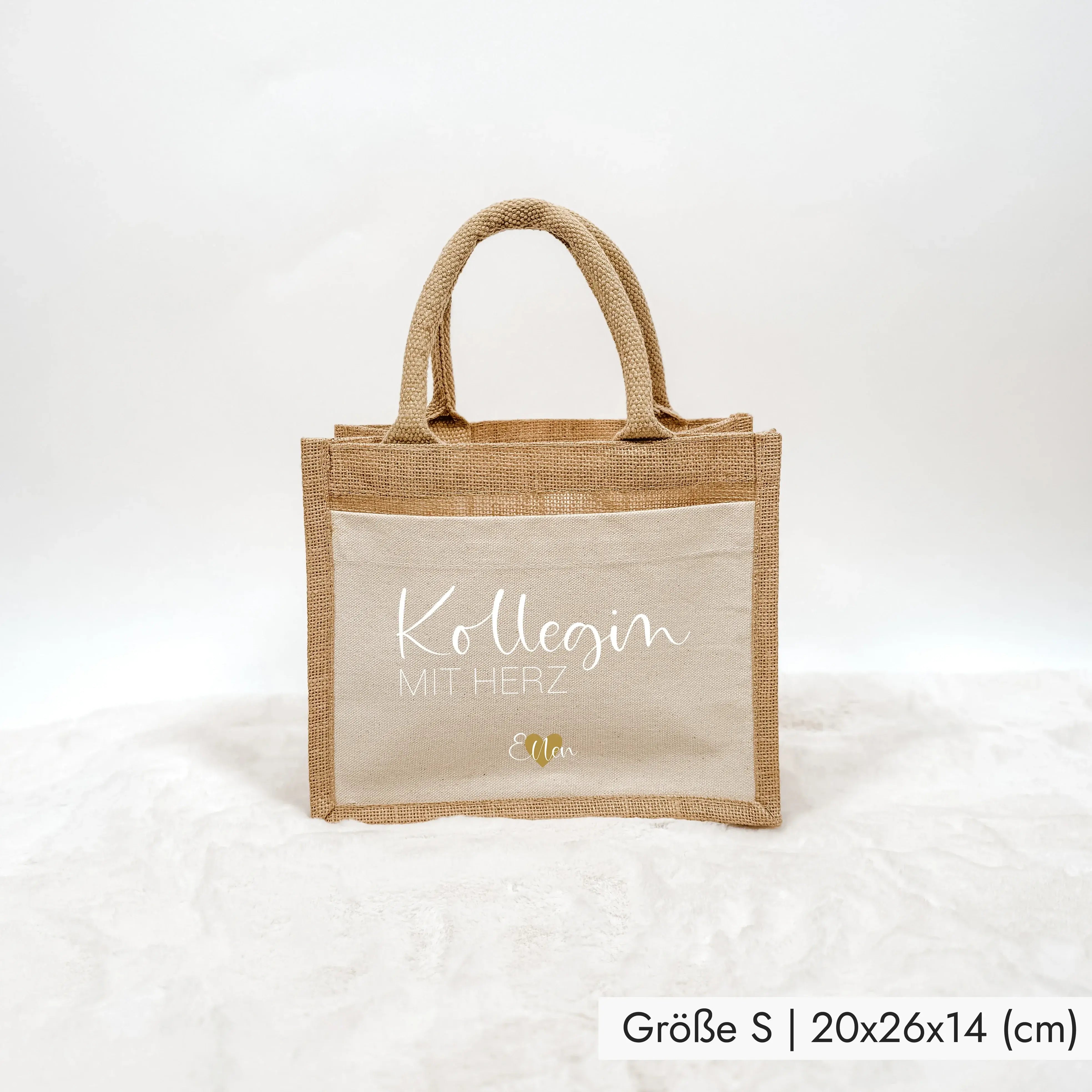 Jutetasche Kollegin mit Herz - Jutetasche - famprints - Suchst du ein persönliches Geschenk, das deine Wertschätzung zeigt? Unsere Jutetasche Kollegin mit Herz ist genau das Richtige! Auf der Tasche prangt der liebevolle Schriftzug „Kollegin mit Herz“ – w