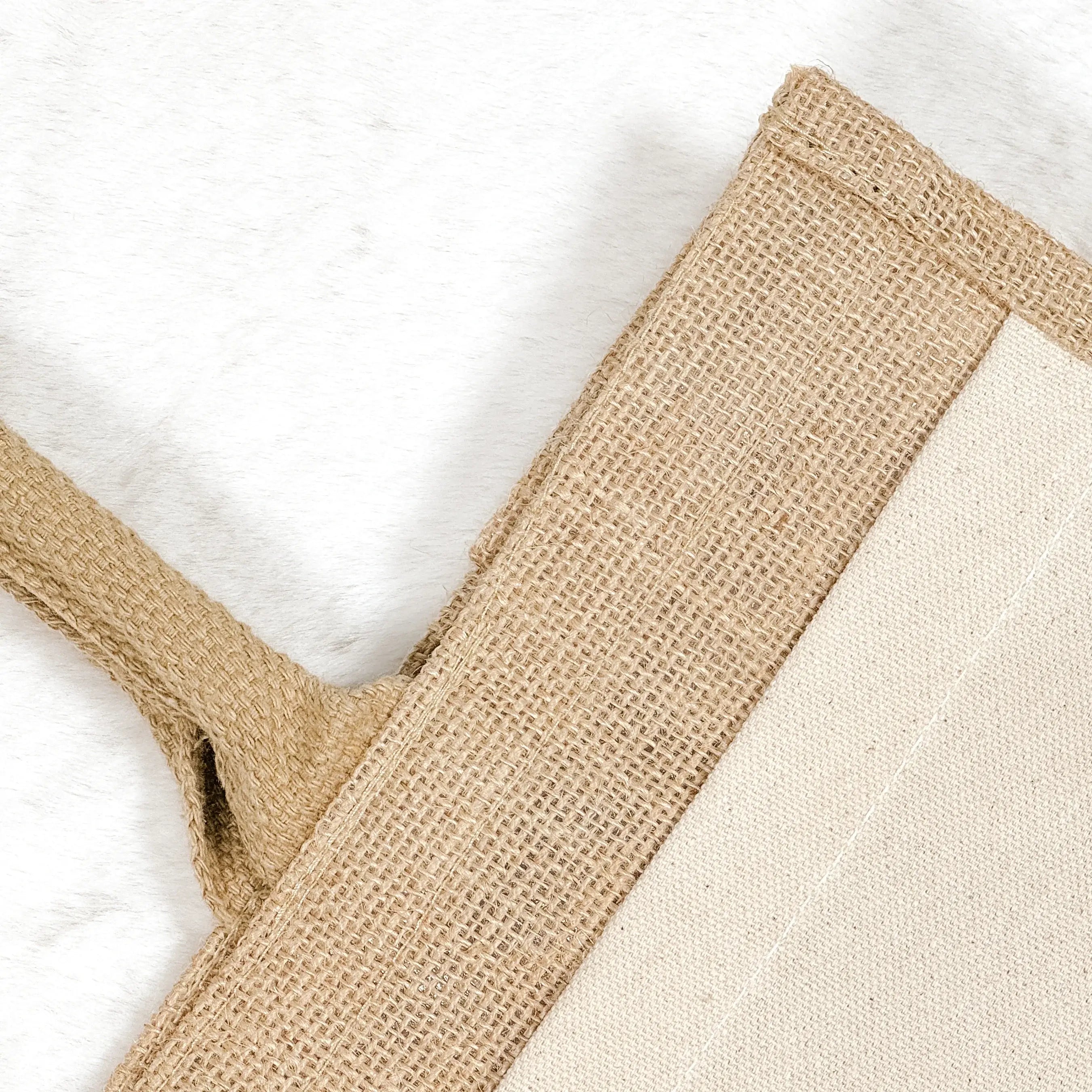 Jutetasche Kollegin mit Herz - Jutetasche - famprints - Suchst du ein persönliches Geschenk, das deine Wertschätzung zeigt? Unsere Jutetasche Kollegin mit Herz ist genau das Richtige! Auf der Tasche prangt der liebevolle Schriftzug „Kollegin mit Herz“ – w