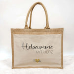 Jutetasche Hebamme mit Herz - Jutetasche - famprints - Du suchst ein persönliches Geschenk für deine Hebamme? Unsere Jutetasche Hebamme mit Herz ist das perfekte Dankeschön für die liebevolle Unterstützung von der Schwangerschaft bis zur Geburt. Auf der T