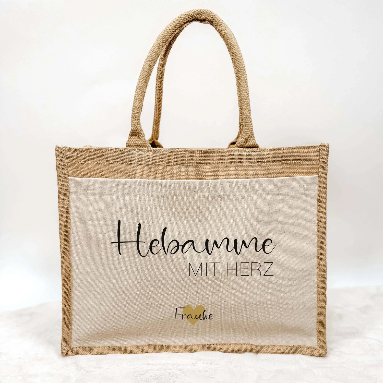 Jutetasche Hebamme mit Herz - Jutetasche - famprints - Du suchst ein persönliches Geschenk für deine Hebamme? Unsere Jutetasche Hebamme mit Herz ist das perfekte Dankeschön für die liebevolle Unterstützung von der Schwangerschaft bis zur Geburt. Auf der T