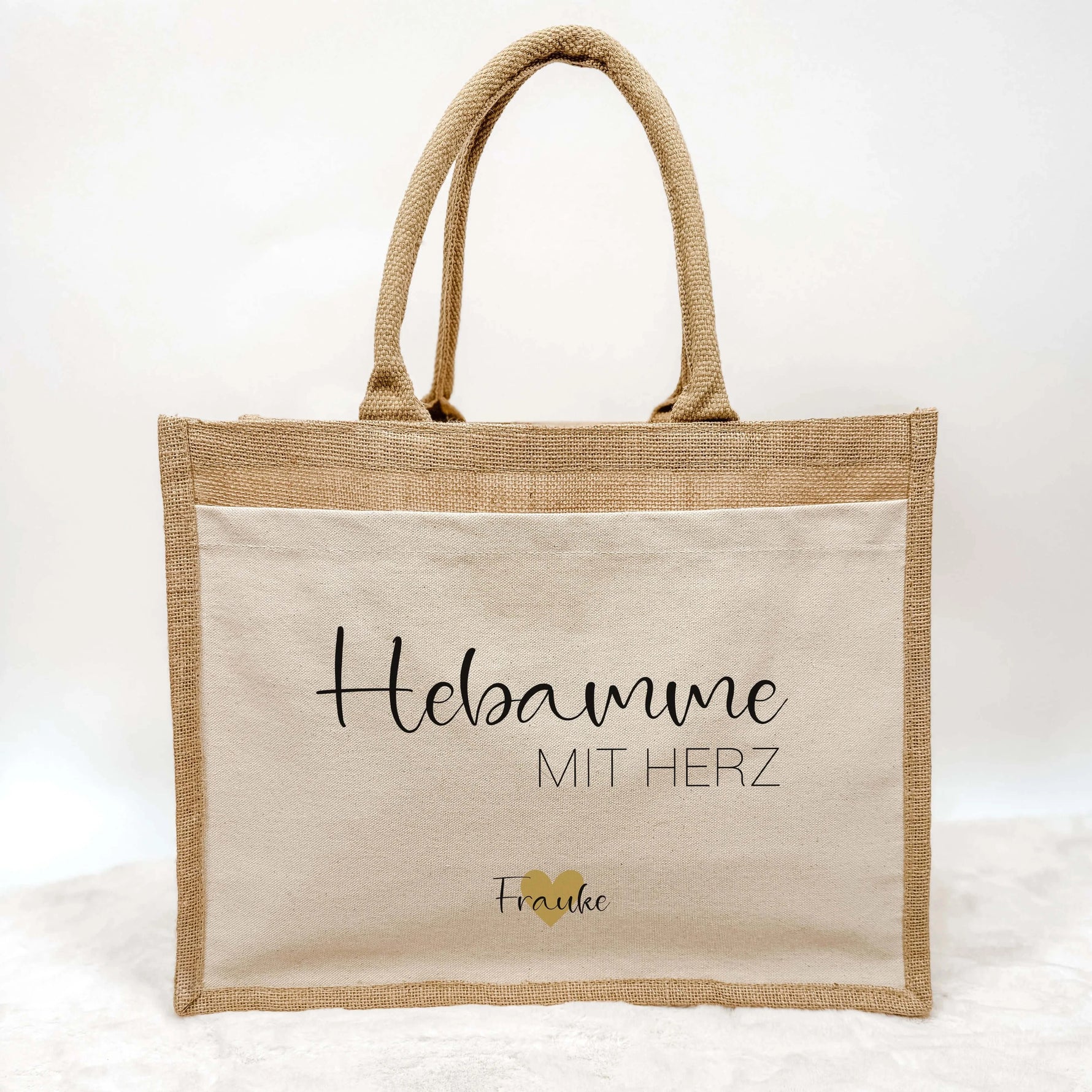 Jutetasche Hebamme mit Herz - Jutetasche - famprints - Du suchst ein persönliches Geschenk für deine Hebamme? Unsere Jutetasche Hebamme mit Herz ist das perfekte Dankeschön für die liebevolle Unterstützung von der Schwangerschaft bis zur Geburt. Auf der T