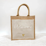 Jutetasche Hebamme mit Herz - Jutetasche - famprints - Du suchst ein persönliches Geschenk für deine Hebamme? Unsere Jutetasche Hebamme mit Herz ist das perfekte Dankeschön für die liebevolle Unterstützung von der Schwangerschaft bis zur Geburt. Auf der T
