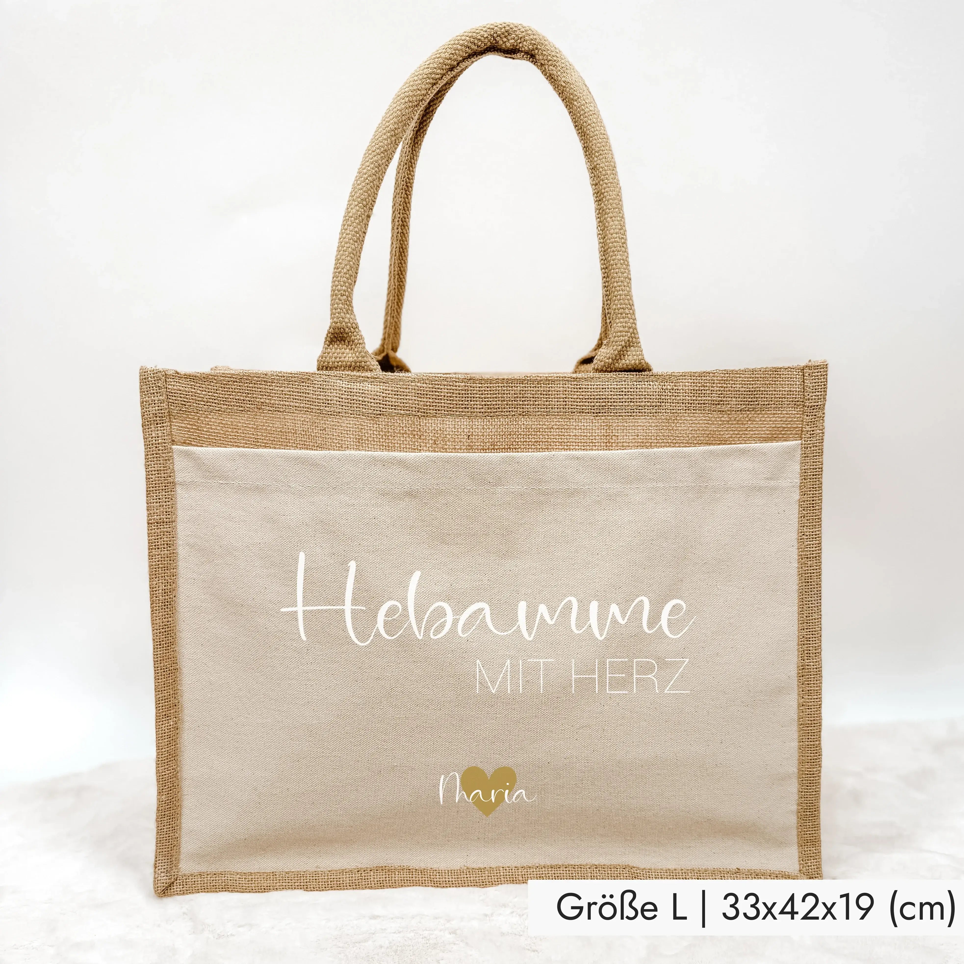 Jutetasche Hebamme mit Herz - Jutetasche - famprints - Du suchst ein persönliches Geschenk für deine Hebamme? Unsere Jutetasche Hebamme mit Herz ist das perfekte Dankeschön für die liebevolle Unterstützung von der Schwangerschaft bis zur Geburt. Auf der T