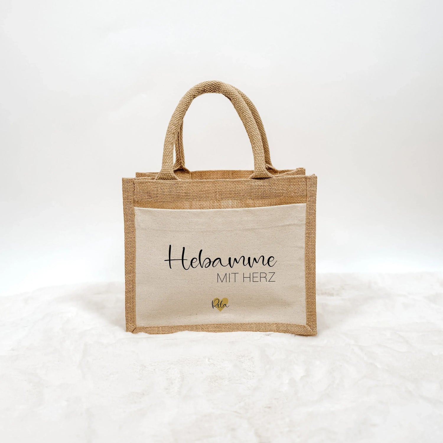Jutetasche Hebamme mit Herz - Jutetasche - famprints - Du suchst ein persönliches Geschenk für deine Hebamme? Unsere Jutetasche Hebamme mit Herz ist das perfekte Dankeschön für die liebevolle Unterstützung von der Schwangerschaft bis zur Geburt. Auf der T