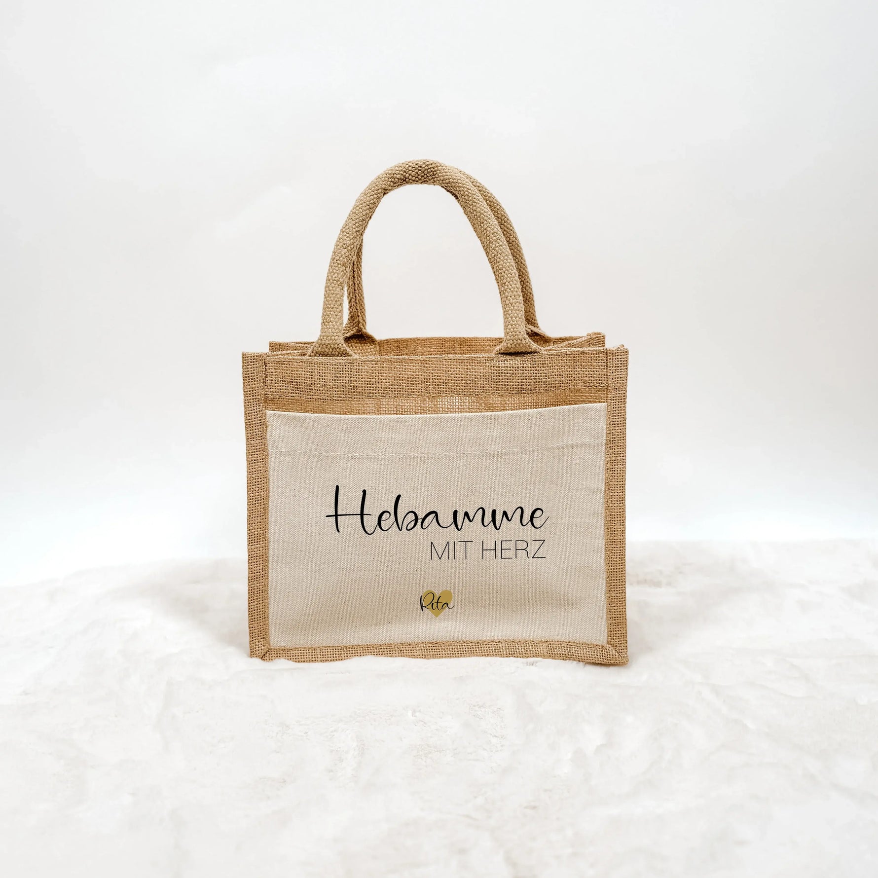 Jutetasche Hebamme mit Herz - Jutetasche - famprints - Du suchst ein persönliches Geschenk für deine Hebamme? Unsere Jutetasche Hebamme mit Herz ist das perfekte Dankeschön für die liebevolle Unterstützung von der Schwangerschaft bis zur Geburt. Auf der T