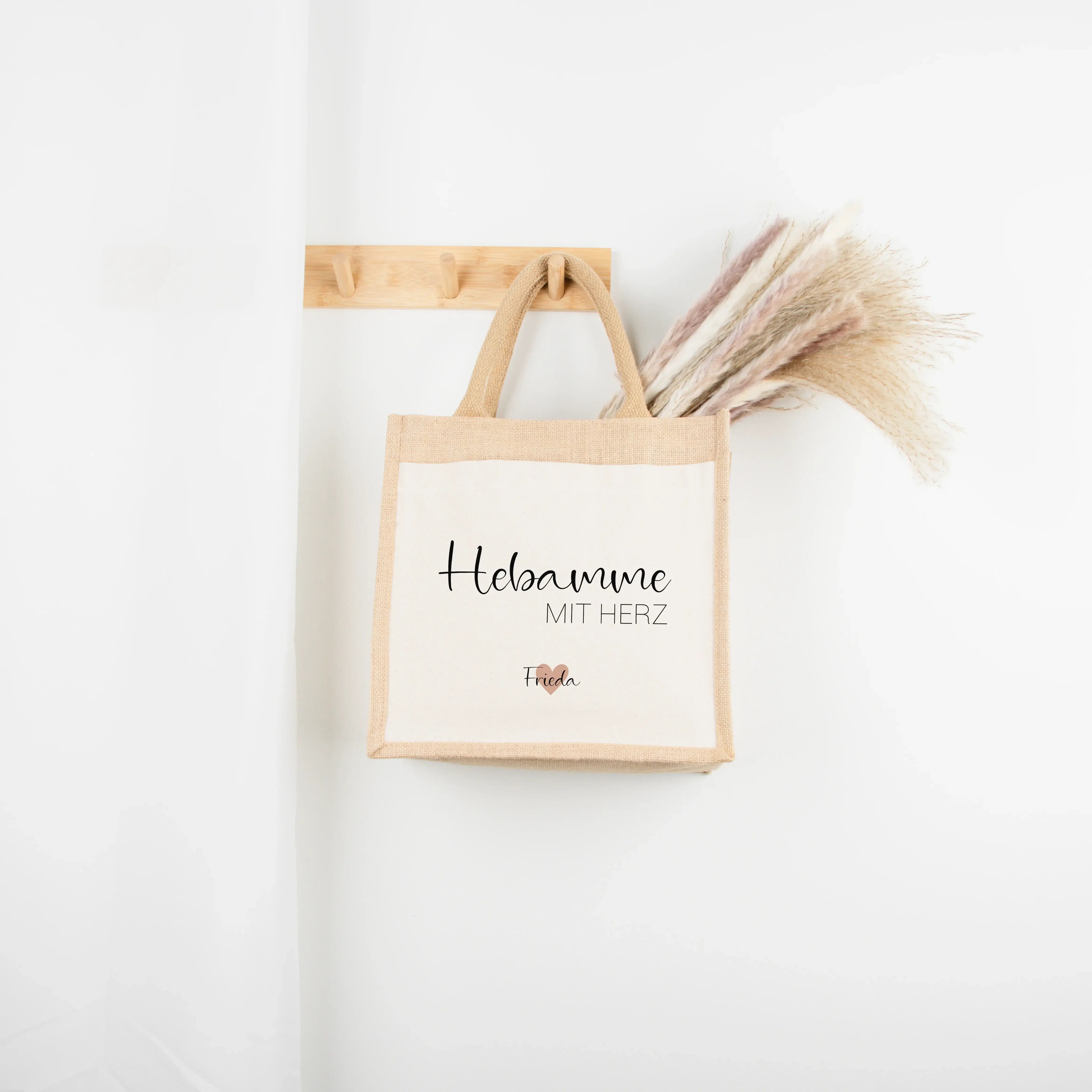 Jutetasche Hebamme mit Herz - Jutetasche - famprints - Du suchst ein persönliches Geschenk für deine Hebamme? Unsere Jutetasche Hebamme mit Herz ist das perfekte Dankeschön für die liebevolle Unterstützung von der Schwangerschaft bis zur Geburt. Auf der T