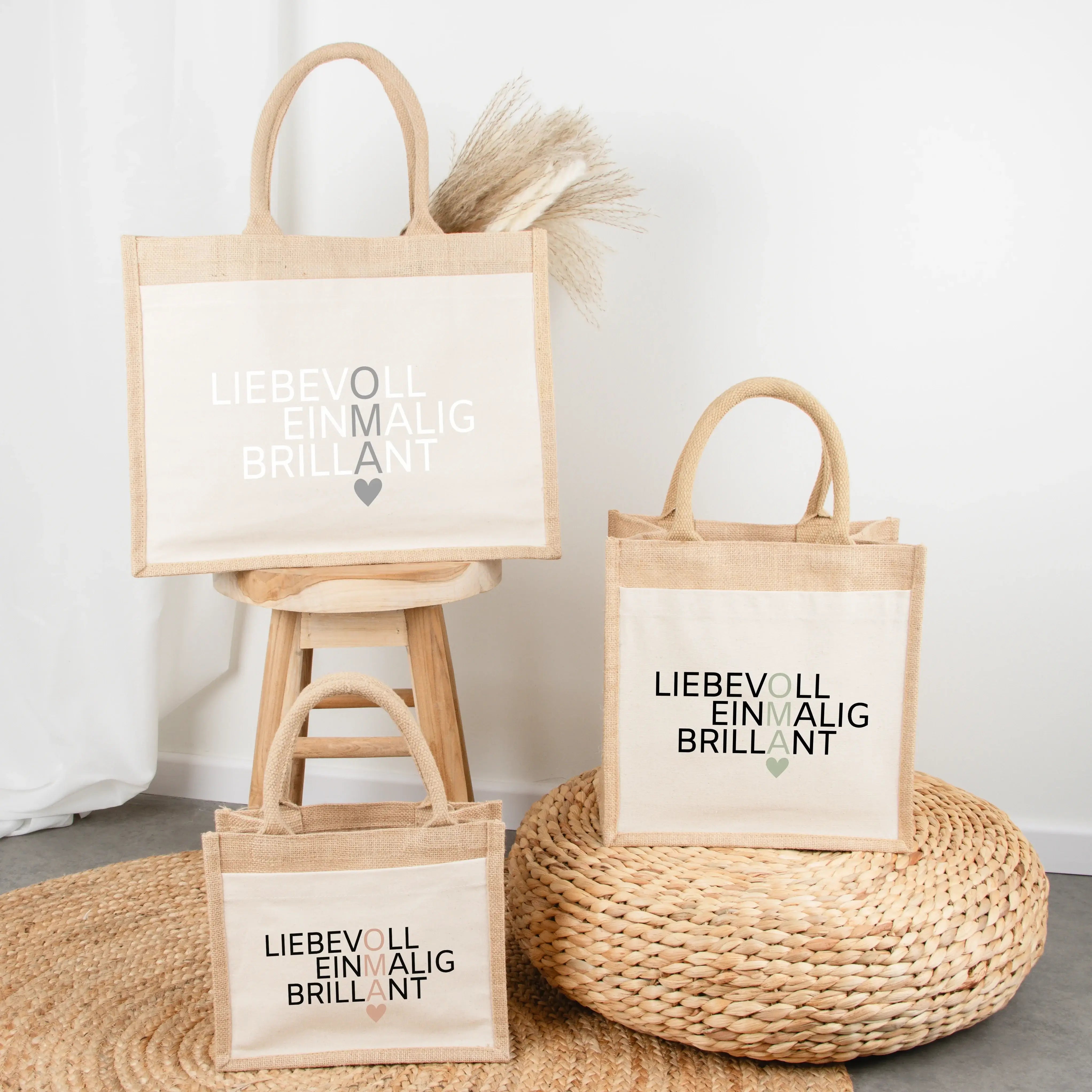 Jutetasche Oma Bedeutung - Jutetasche - famprints - Suchst du ein besonderes Geschenk für deine Oma? Unsere Jutetasche Oma Bedeutung ist genau das Richtige! Auf der Tasche sind die drei liebevollen Wörter „Liebevoll“, „Einmalig“ und „Brillant“ untereinand