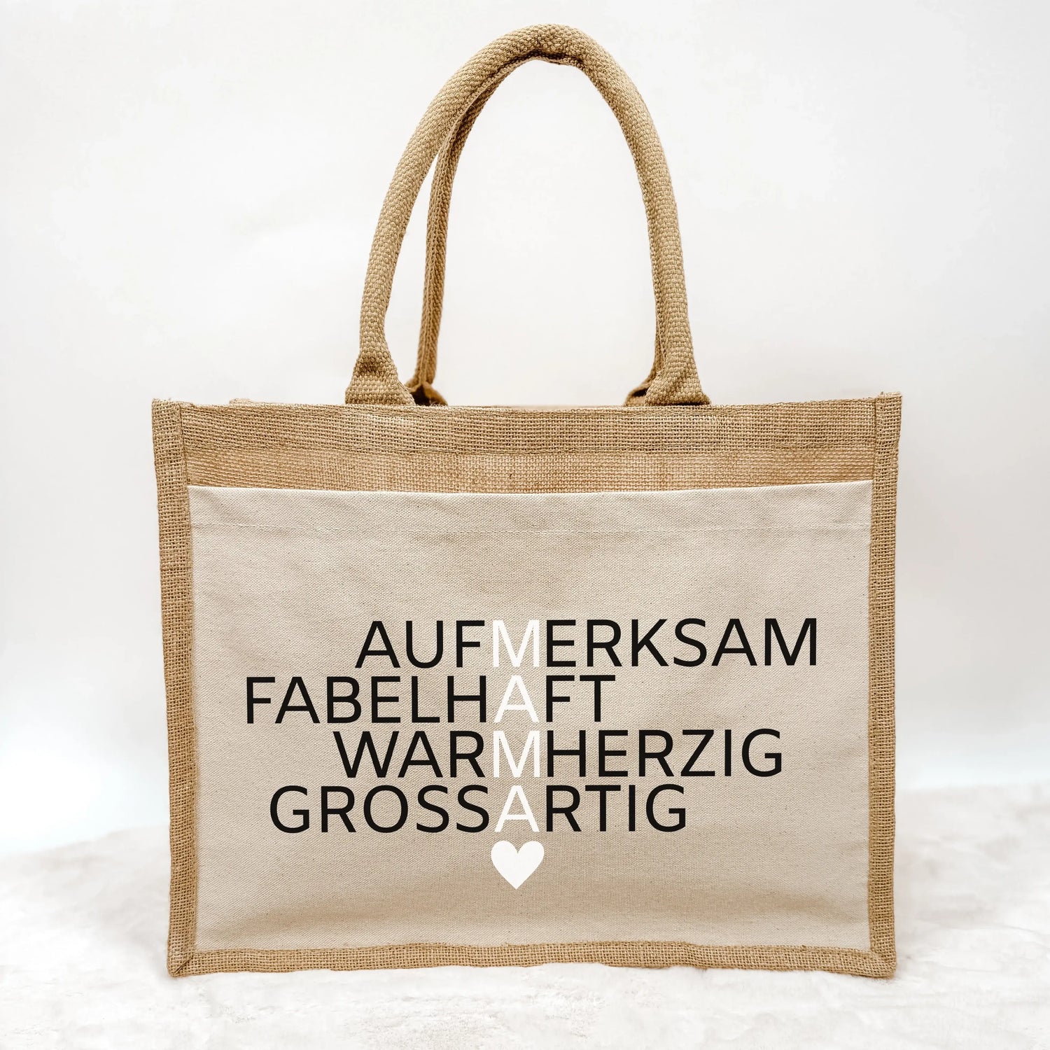 Jutetasche Mama Bedeutung - Jutetasche - famprints - Entdecke die Jutetasche Mama Bedeutung – das perfekte Geschenk für deine Mama! Diese stylische Jutetasche zeigt die vier besonderen Wörter aufmerksam, fabelhaft, warmherzig und großartig, die vertikal d