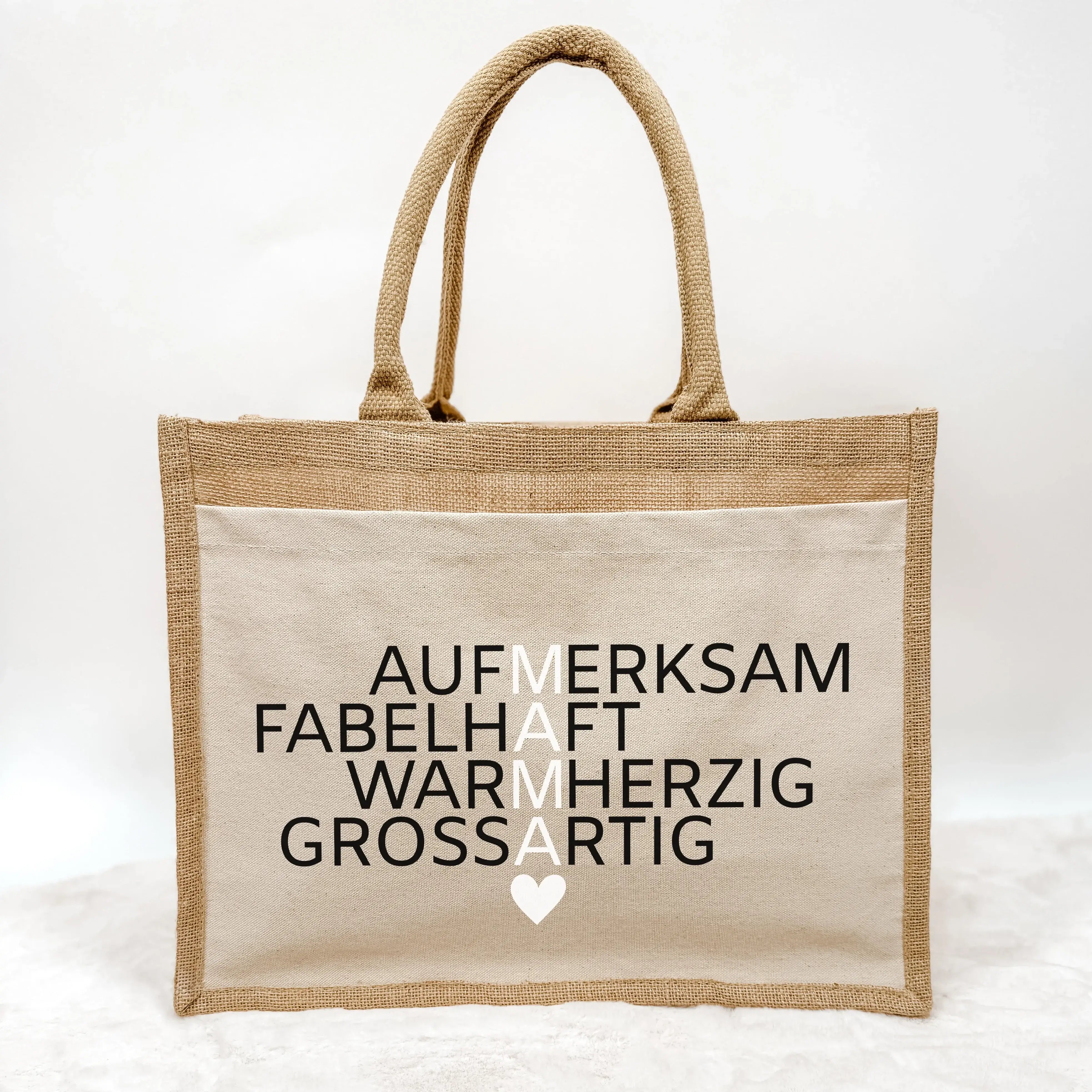 Jutetasche Mama Bedeutung - Jutetasche - famprints - Entdecke die Jutetasche Mama Bedeutung – das perfekte Geschenk für deine Mama! Diese stylische Jutetasche zeigt die vier besonderen Wörter aufmerksam, fabelhaft, warmherzig und großartig, die vertikal d