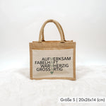 Jutetasche Mama Bedeutung - Jutetasche - famprints - Entdecke die Jutetasche Mama Bedeutung – das perfekte Geschenk für deine Mama! Diese stylische Jutetasche zeigt die vier besonderen Wörter aufmerksam, fabelhaft, warmherzig und großartig, die vertikal d