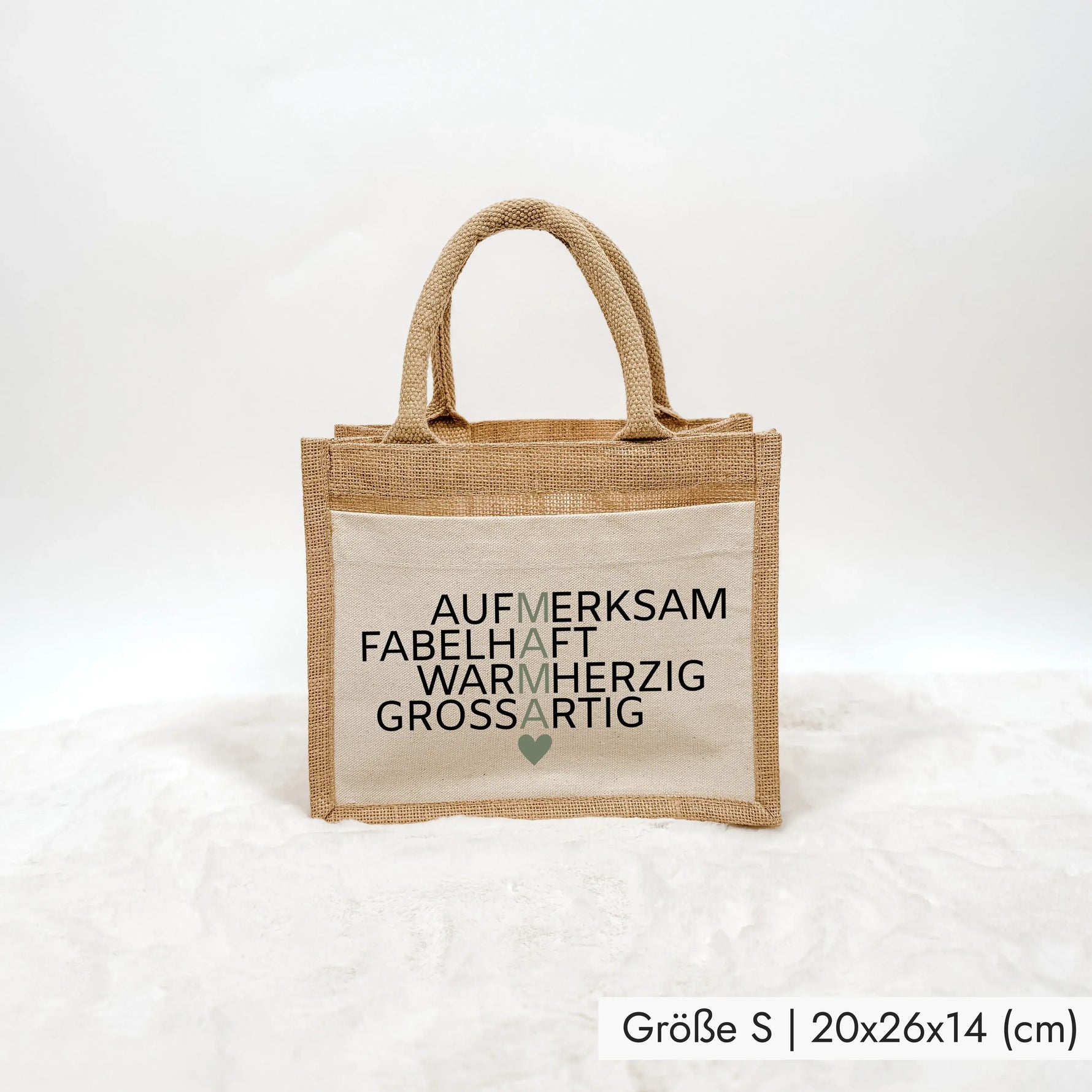 Jutetasche Mama Bedeutung - Jutetasche - famprints - Entdecke die Jutetasche Mama Bedeutung – das perfekte Geschenk für deine Mama! Diese stylische Jutetasche zeigt die vier besonderen Wörter aufmerksam, fabelhaft, warmherzig und großartig, die vertikal d
