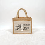 Jutetasche Mama Bedeutung - Jutetasche - famprints - Entdecke die Jutetasche Mama Bedeutung – das perfekte Geschenk für deine Mama! Diese stylische Jutetasche zeigt die vier besonderen Wörter aufmerksam, fabelhaft, warmherzig und großartig, die vertikal d