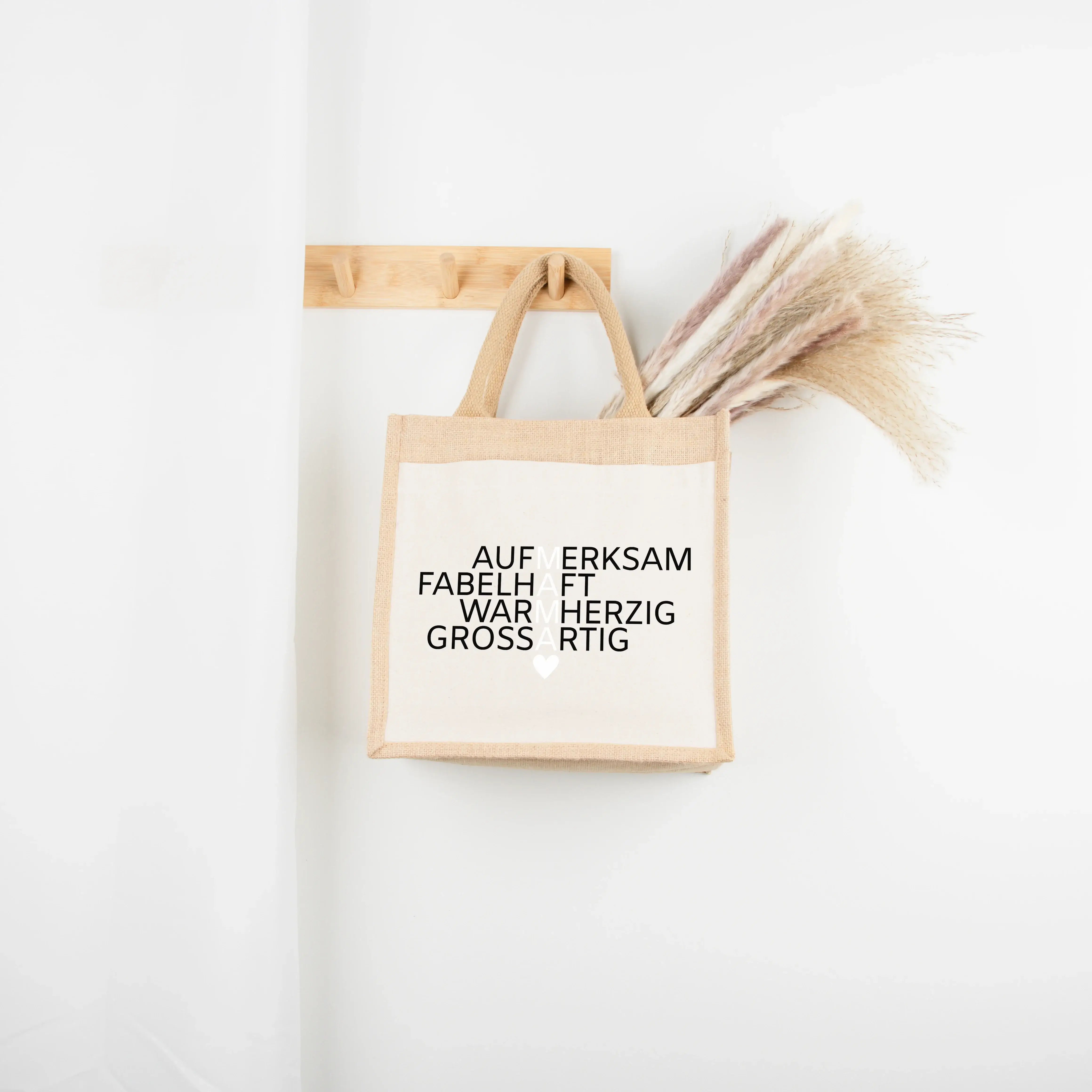 Jutetasche Mama Bedeutung - Jutetasche - famprints - Entdecke die Jutetasche Mama Bedeutung – das perfekte Geschenk für deine Mama! Diese stylische Jutetasche zeigt die vier besonderen Wörter aufmerksam, fabelhaft, warmherzig und großartig, die vertikal d