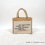 Jutetasche Tante Bedeutung - Jutetasche - famprints - Entdecke die Jutetasche Tante Bedeutung – das perfekte Geschenk für deine liebe Tante! Diese stylische Jutetasche überzeugt mit einer besonderen Botschaft: Vertikal angeordnet bilden die fünf kraftvoll