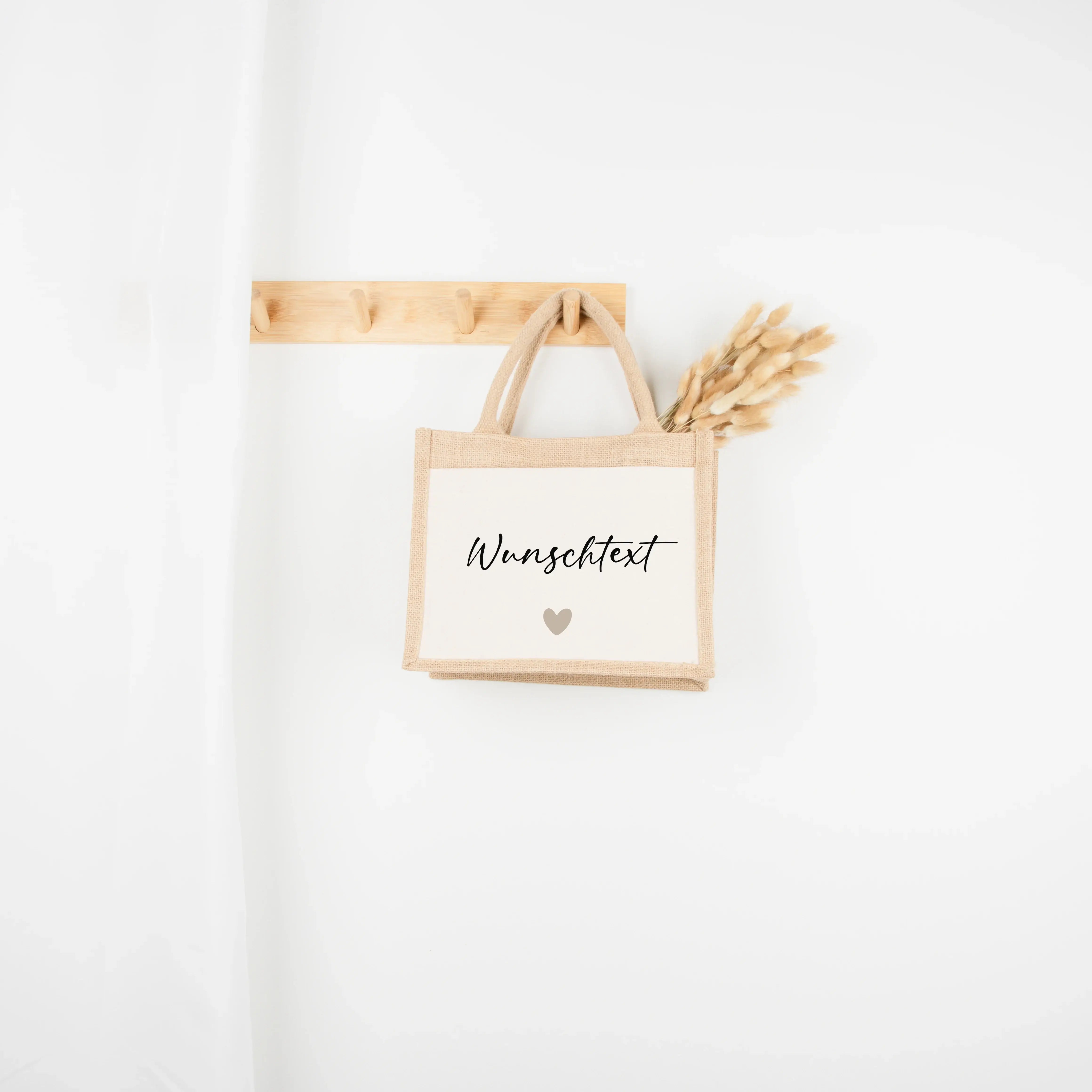 Jutetasche Wunschtext - Jutetasche - famprints - Entdecke die Jutetasche Wunschtext – dein persönlicher Begleiter für jeden Tag! Diese nachhaltige Jutetasche kannst du mit deinem Wunschtext individuell gestalten. Ob ein Name, ein besonderes Wort oder ein
