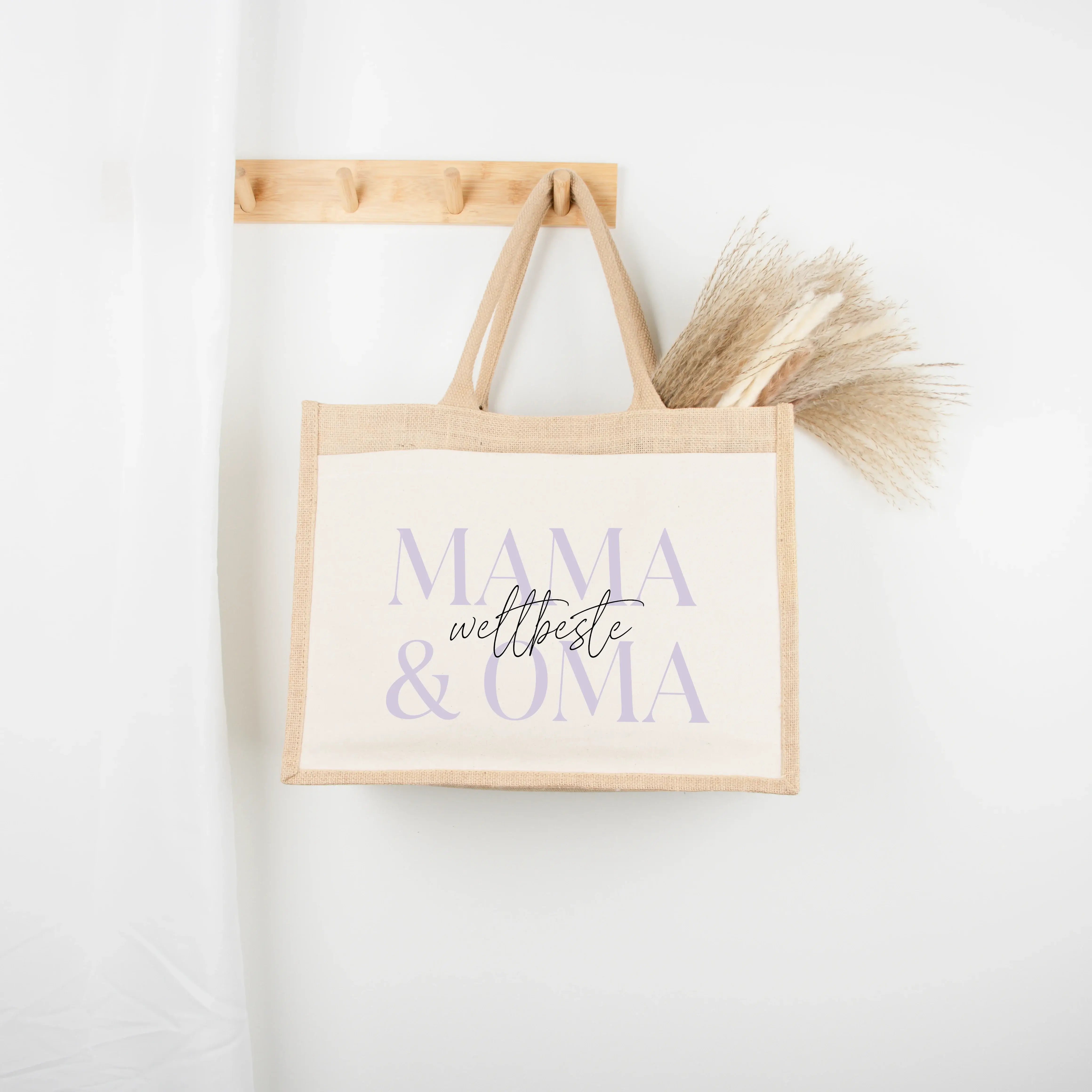 Jutetasche beste Mama + Oma-Jutetasche-famprints-Diese Jutetasche beste Mama + Oma ist ein liebevolles Statement für Frauen, die beides sind und genau dafür geschätzt werden. Ob im Alltag, beim Einkaufen oder als stilvolle Begleitung unterwegs – die Tasch