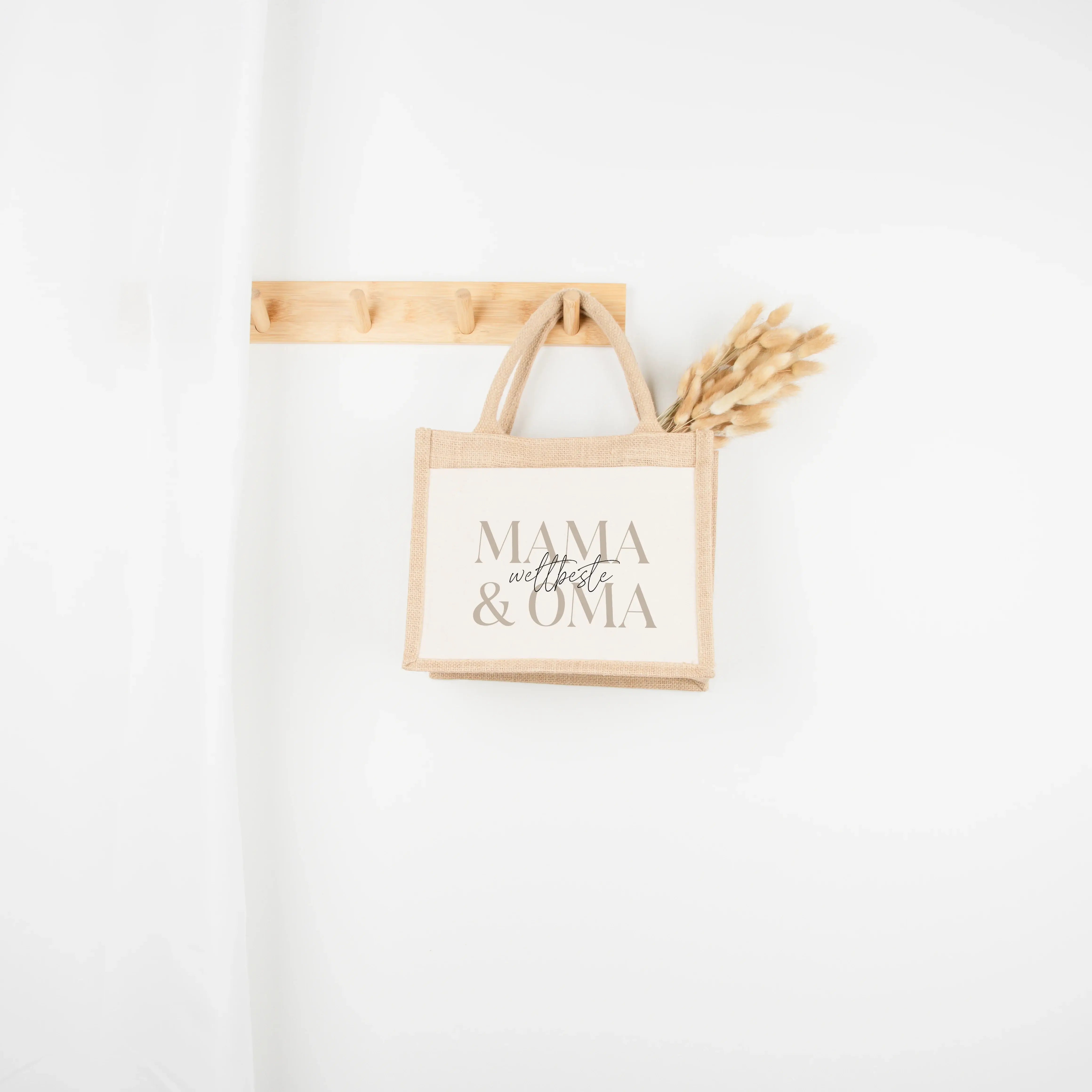 Jutetasche beste Mama + Oma-Jutetasche-famprints-Diese Jutetasche beste Mama + Oma ist ein liebevolles Statement für Frauen, die beides sind und genau dafür geschätzt werden. Ob im Alltag, beim Einkaufen oder als stilvolle Begleitung unterwegs – die Tasch