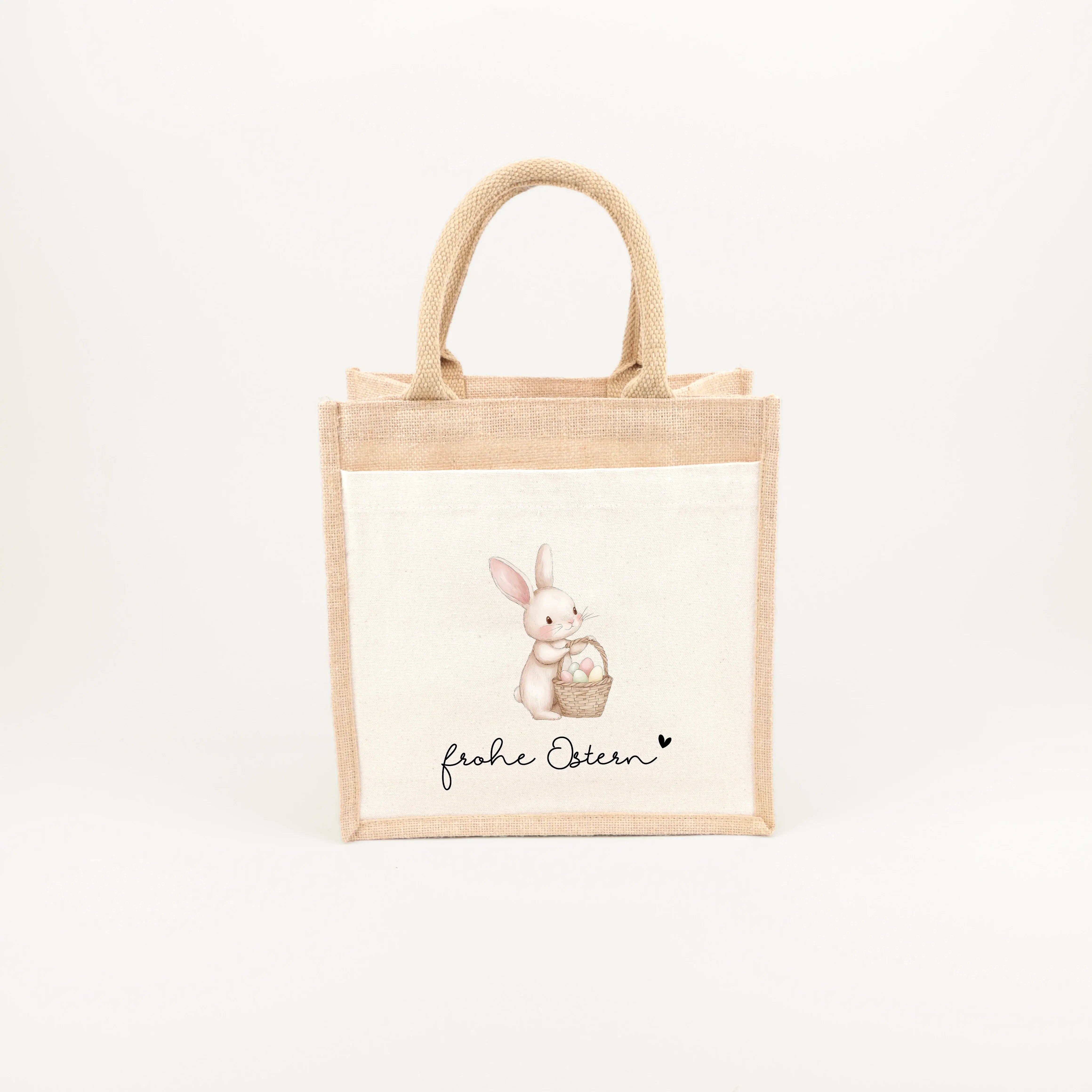 Jutetasche Frohe Ostern-Jutetasche-famprints-Die Jutetasche Frohe Ostern von famprints ist mehr als nur eine Oster Tasche – sie ist ein liebevolles Detail für dein Osterfest. Ob als Geschenkverpackung für kleine Präsente, als Ostergeschenk für Kinder oder