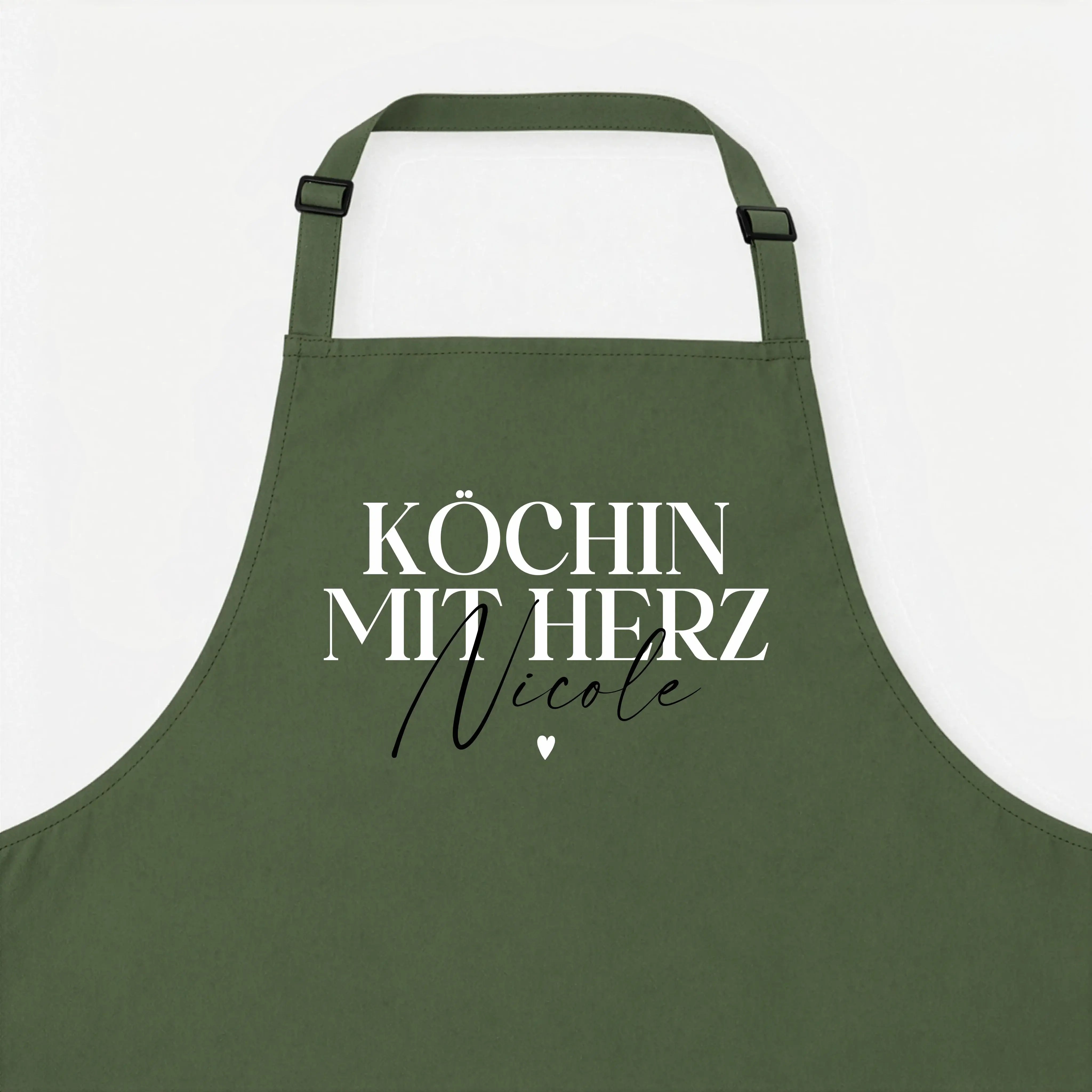 Kochschürze Köchin mit Herz--famprints-Die Kochschürze Köchin mit Herz von famprints ist mehr als nur ein praktisches Küchenaccessoire. Sie wird zu einem persönlichen Lieblingsstück, das Kochen, Backen und Zubereiten begleitet. Mit deinem Wunschnamen gest