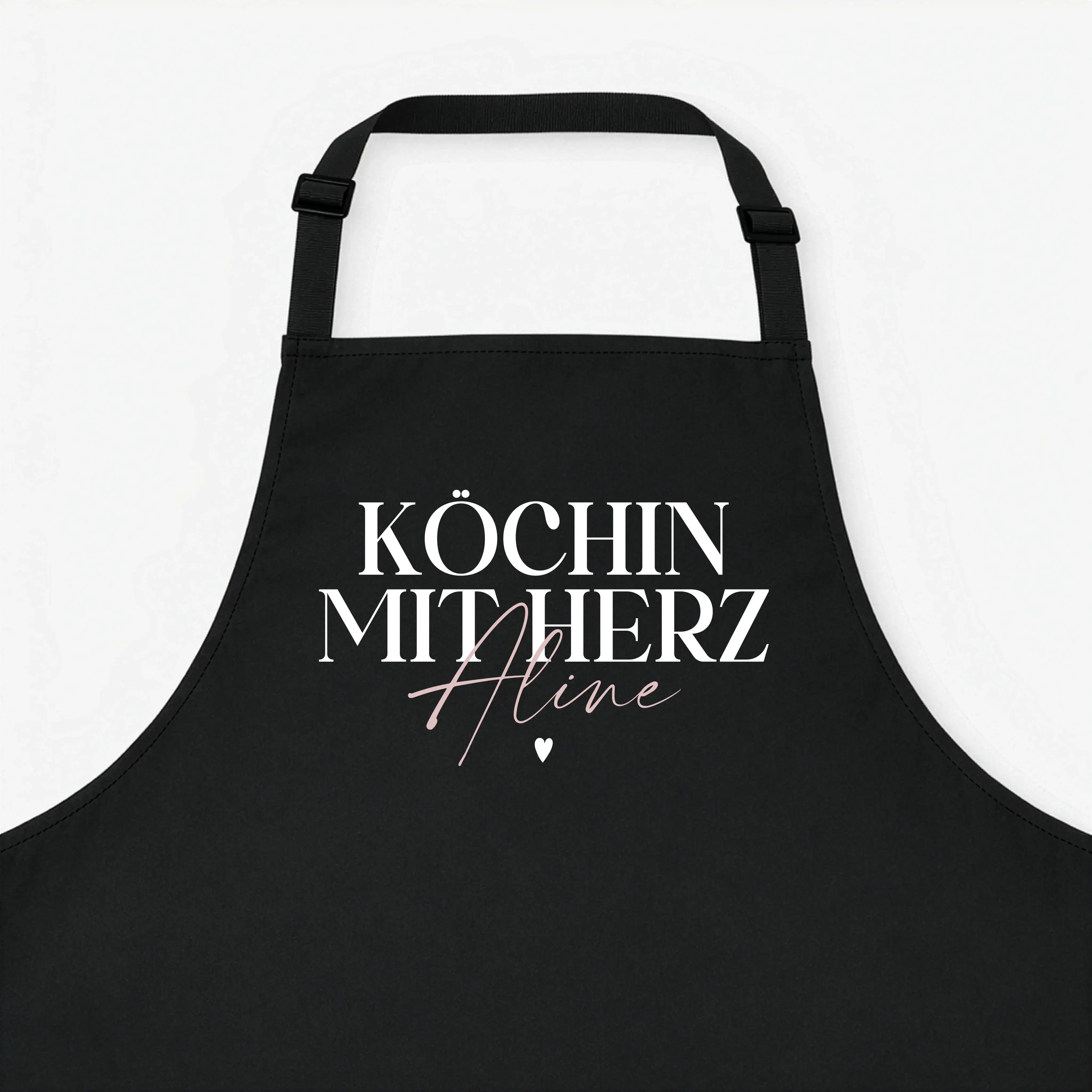 Kochschürze Köchin mit Herz--famprints-Die Kochschürze Köchin mit Herz von famprints ist mehr als nur ein praktisches Küchenaccessoire. Sie wird zu einem persönlichen Lieblingsstück, das Kochen, Backen und Zubereiten begleitet. Mit deinem Wunschnamen gest
